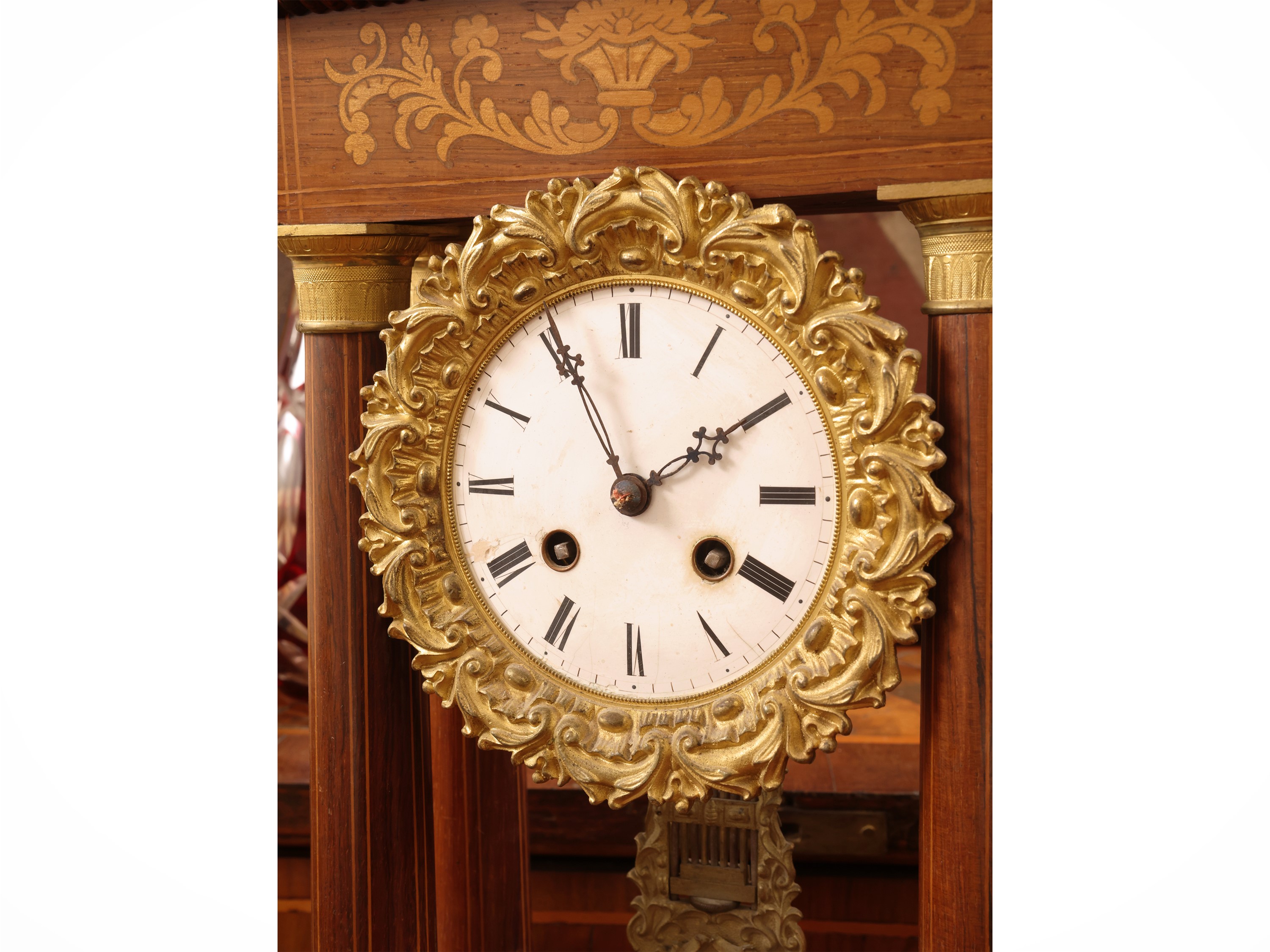 Orologio a tempietto impiallacciato in noce e legni di frutto, XIX secolo