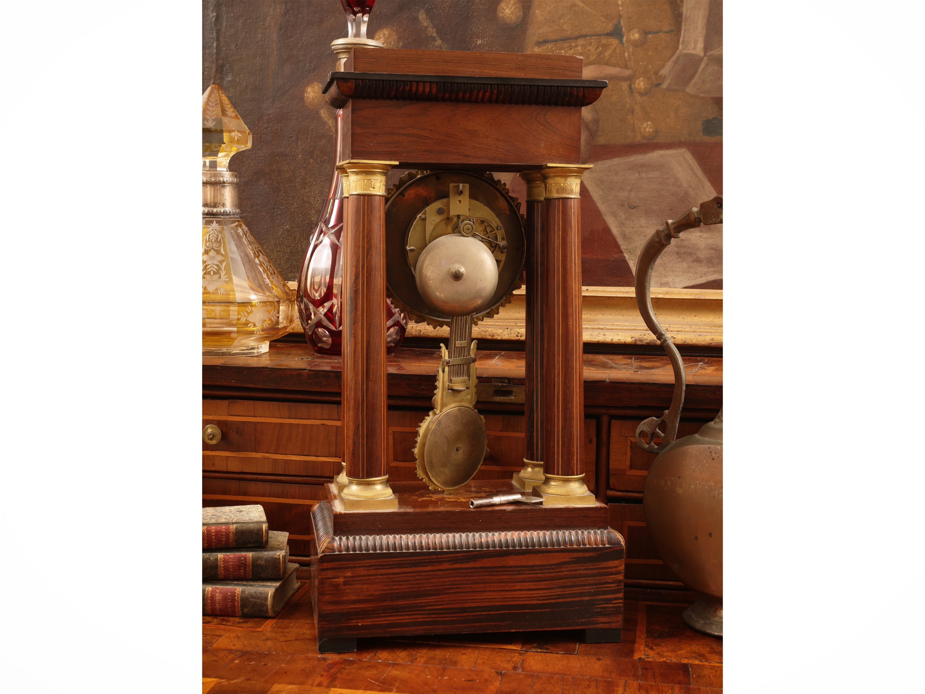 Orologio a tempietto impiallacciato in noce e legni di frutto, XIX secolo