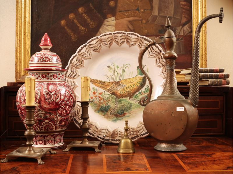 Lotto di curiosità, versatoio in rame, coppia di candelieri in ottone e potiche in ceramica smalt...