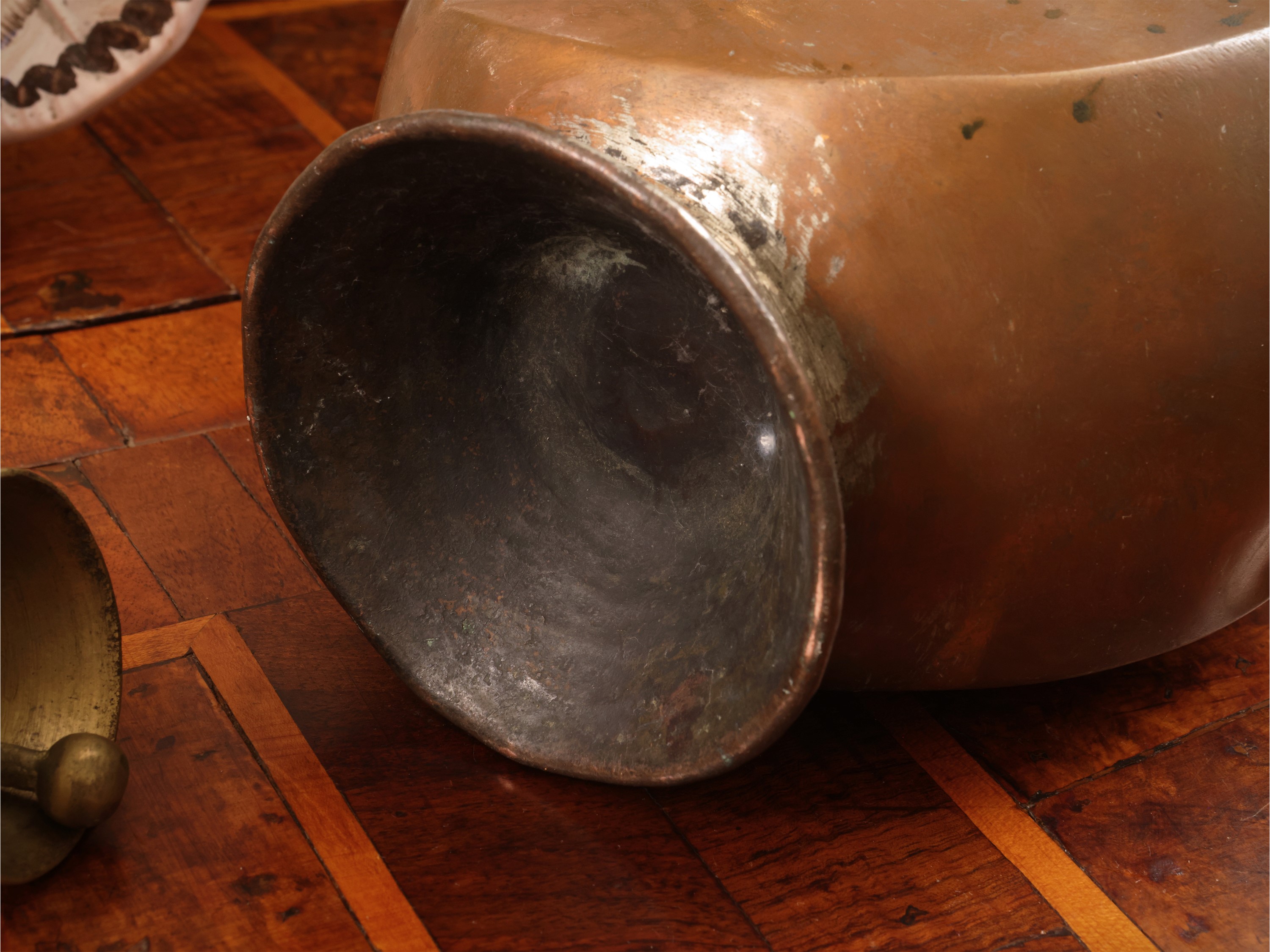 Lotto di curiosità, versatoio in rame, coppia di candelieri in ottone e potiche in ceramica smalt...
