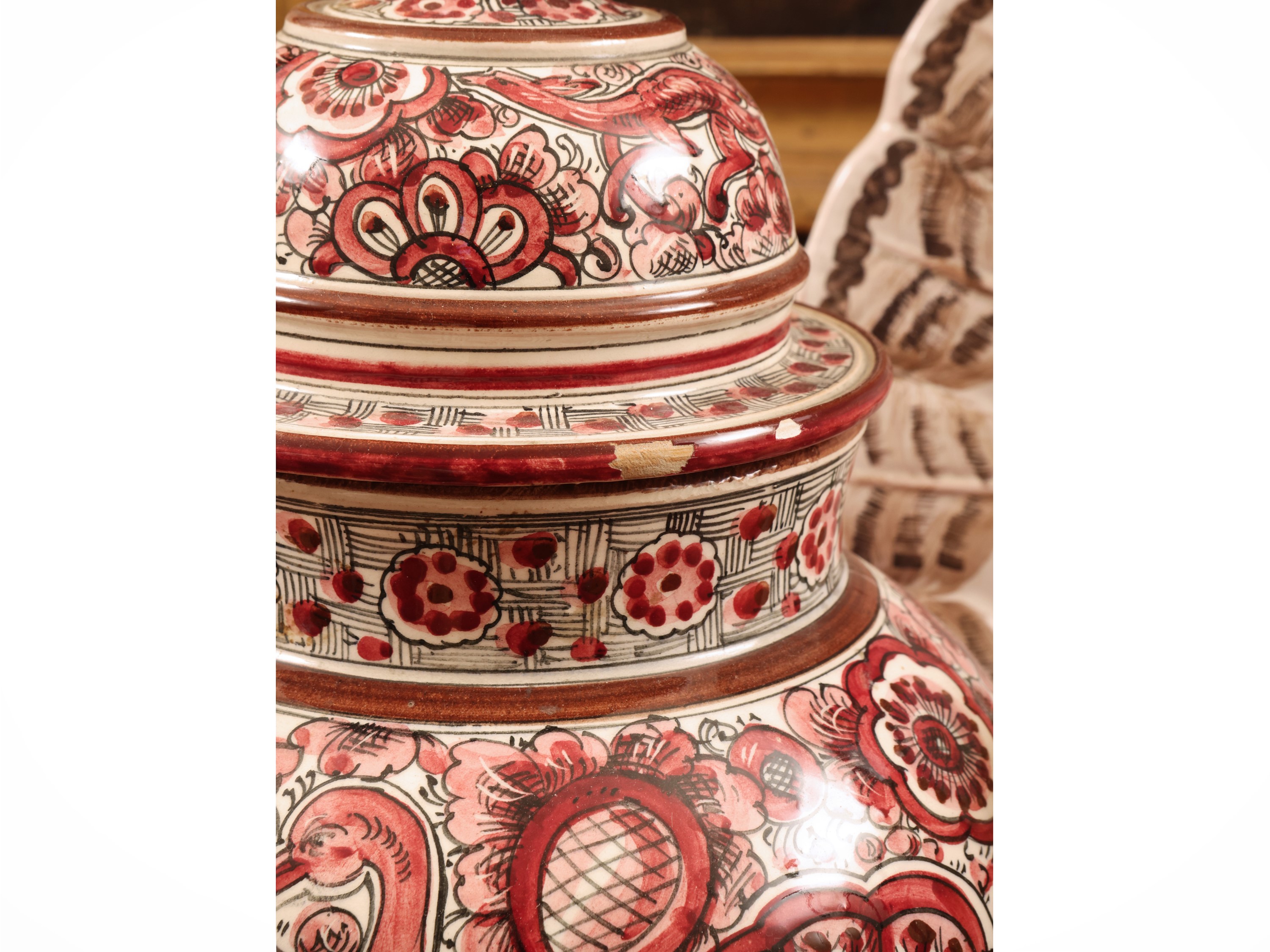 Lotto di curiosità, versatoio in rame, coppia di candelieri in ottone e potiche in ceramica smalt...