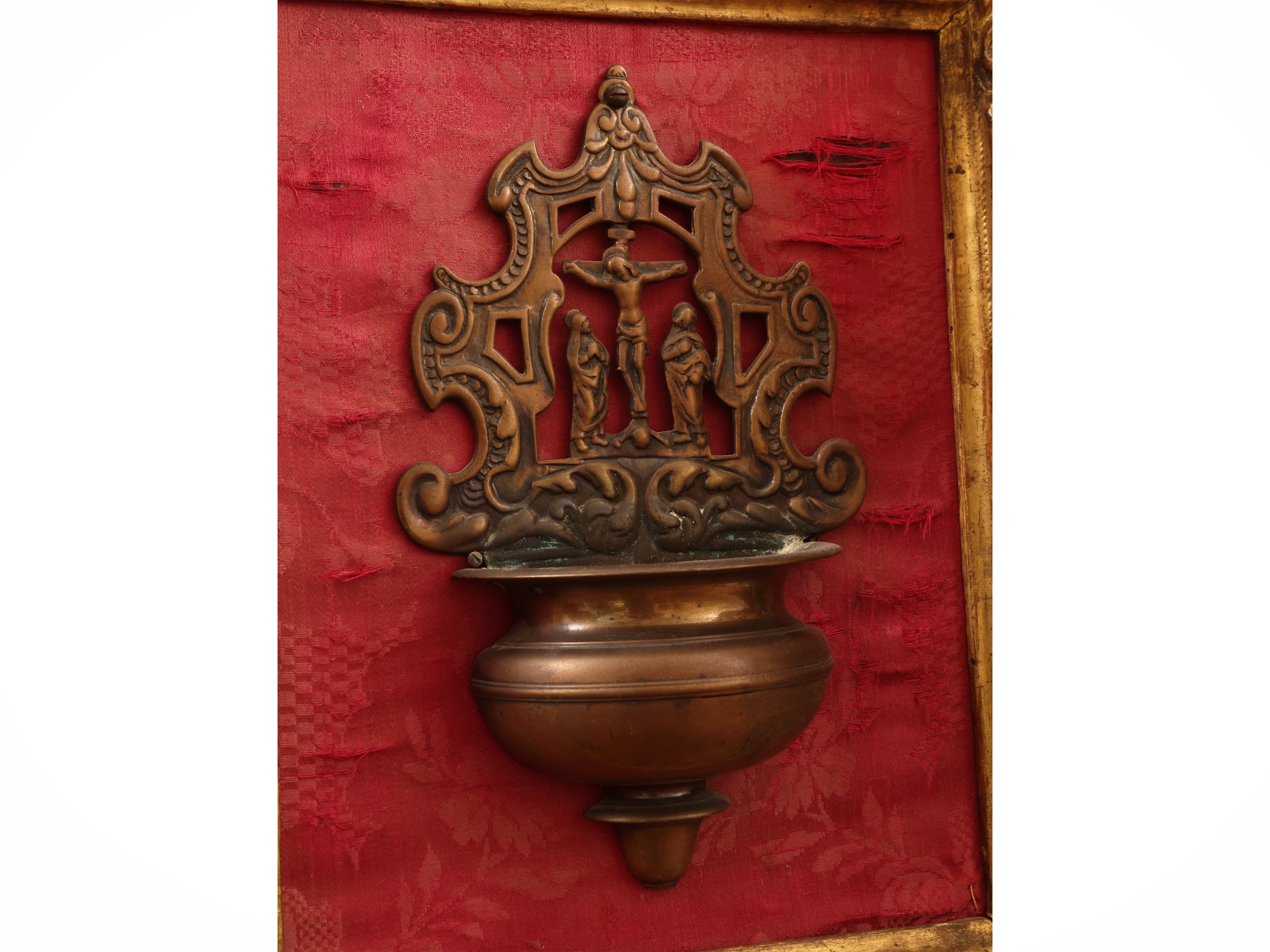 Acquasantiera pensile in bronzo con pannello in damasco e cornice; due lucerne fiorentine in otto...