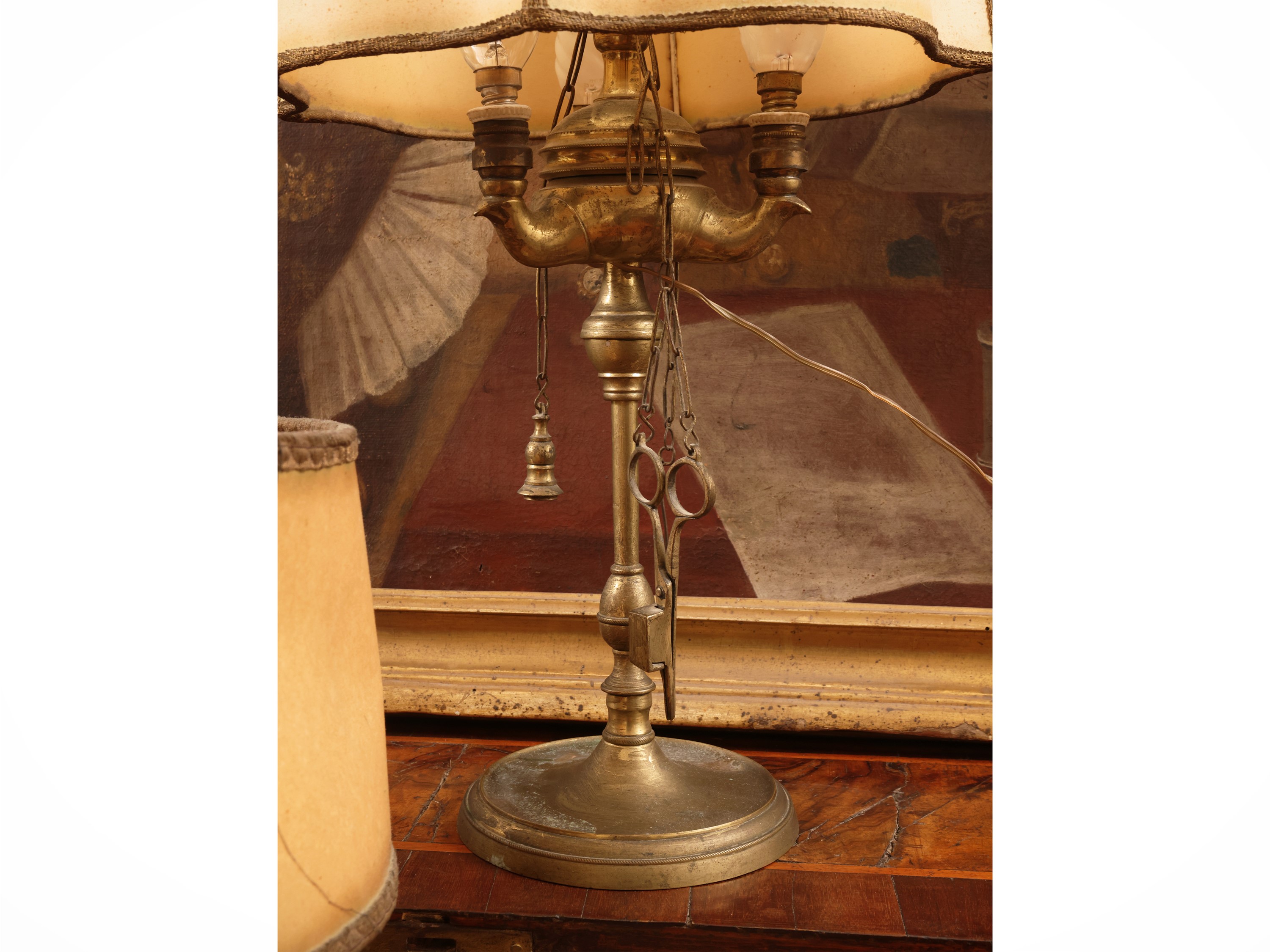 Acquasantiera pensile in bronzo con pannello in damasco e cornice; due lucerne fiorentine in otto...