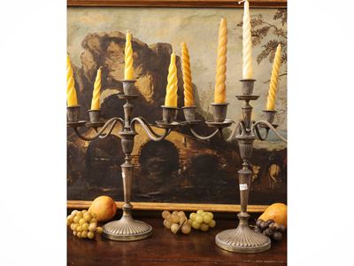 Coppia di candelabri in argento, quattro bracci portacandele con volute