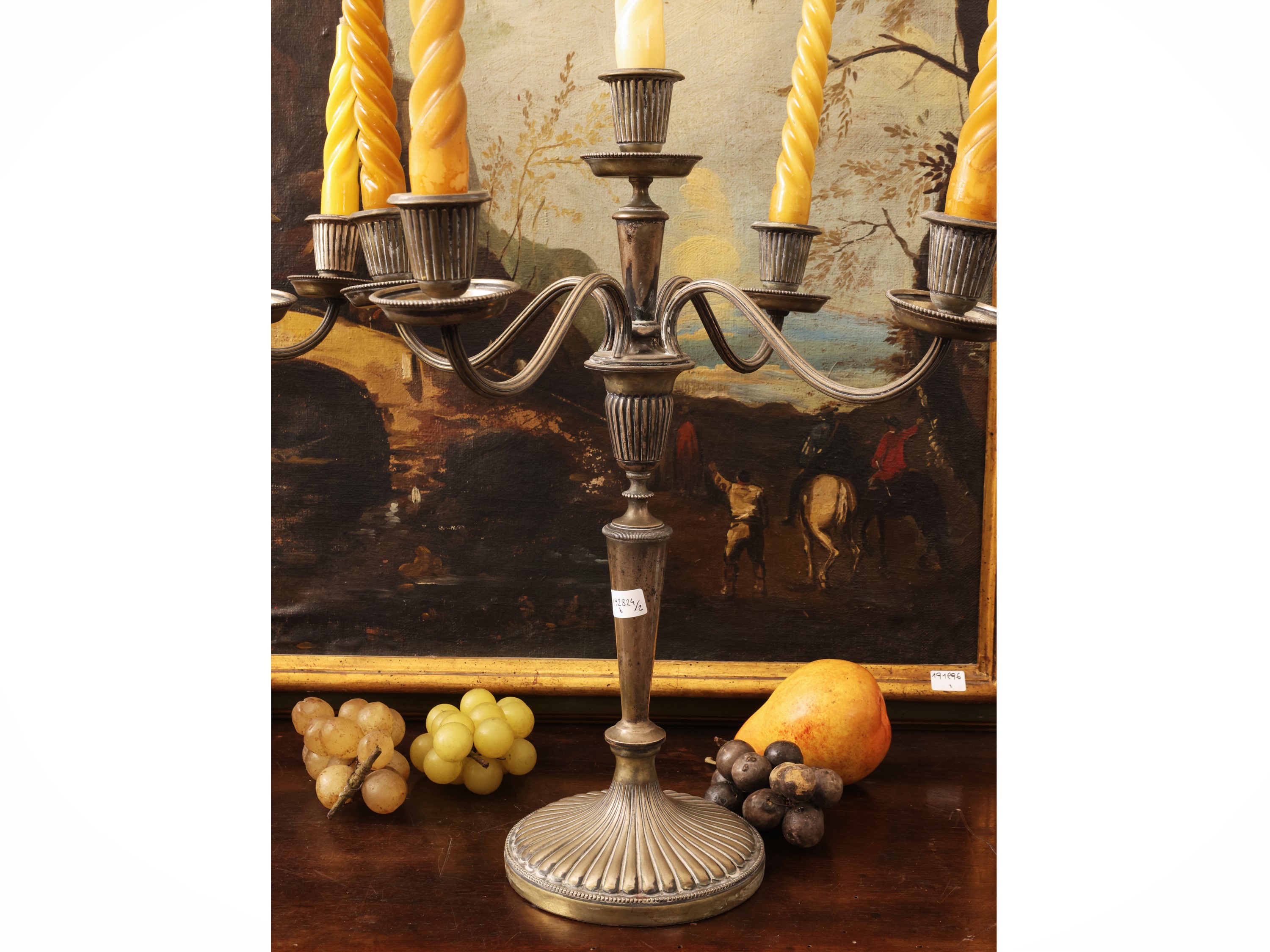 Coppia di candelabri in argento, quattro bracci portacandele con volute