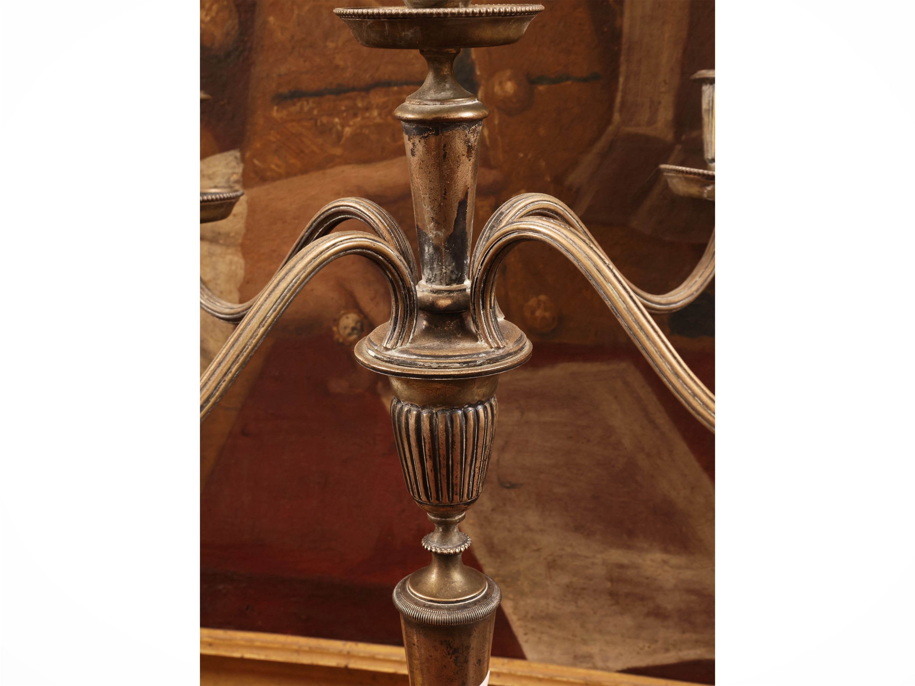 Coppia di candelabri in argento, quattro bracci portacandele con volute