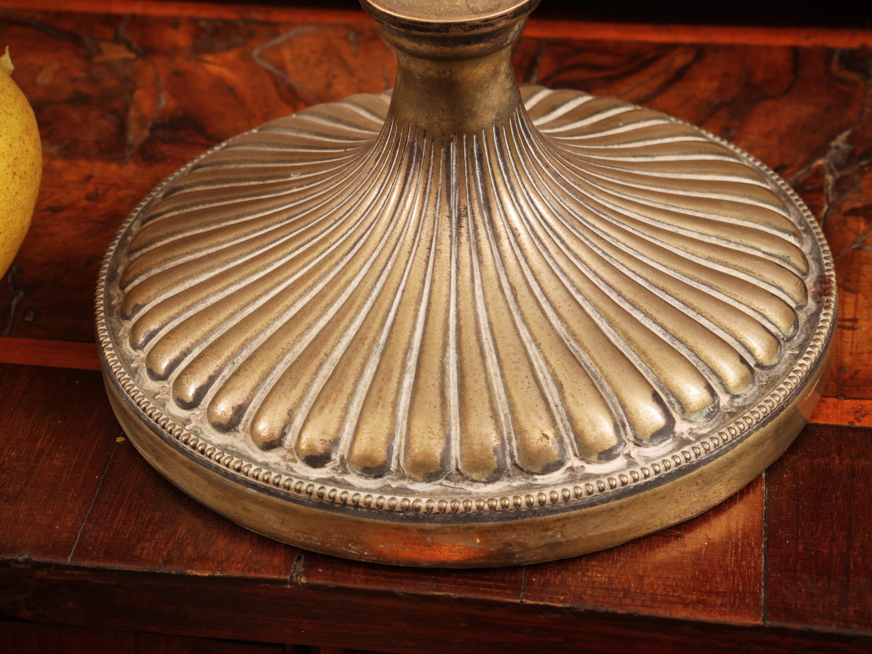 Coppia di candelabri in argento, quattro bracci portacandele con volute
