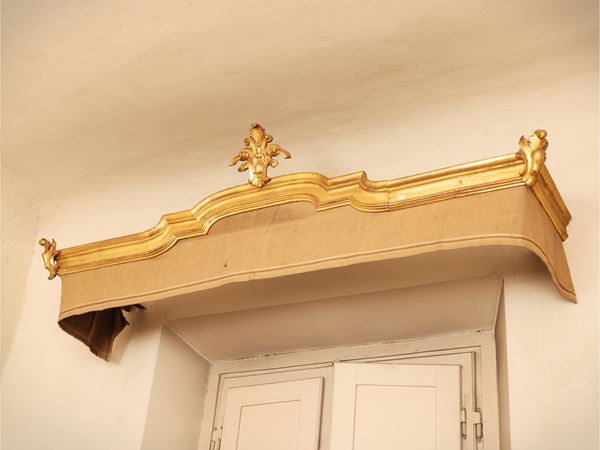Valance in carved and gilded wood