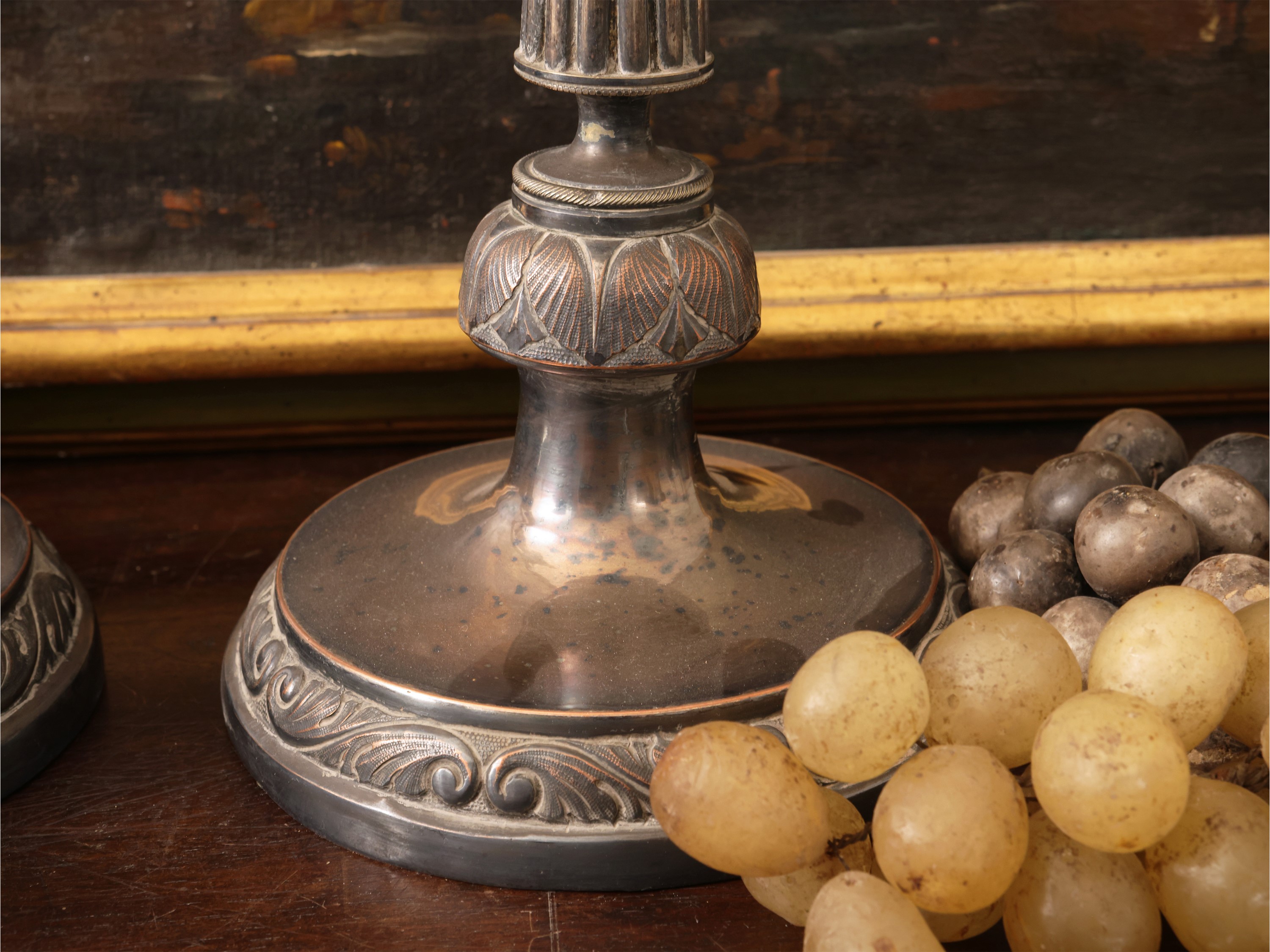 Coppia di candelabri in metallo argentato, XIX secolo