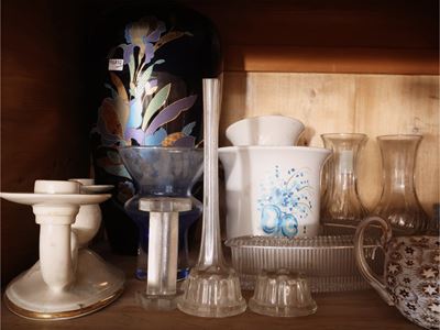 Grande assortimento di vetri e ceramiche, con coppa in vetro di Murano a murrine e vasi/candelier...