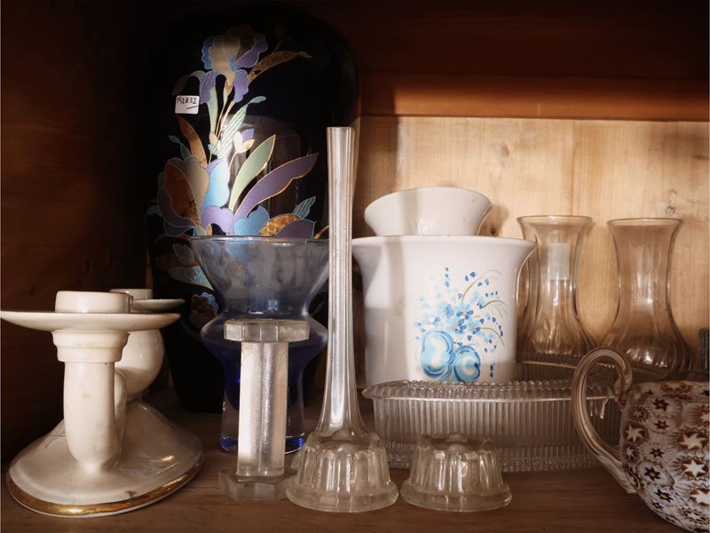 Grande assortimento di vetri e ceramiche, con coppa in vetro di Murano a murrine e vasi/candelier...