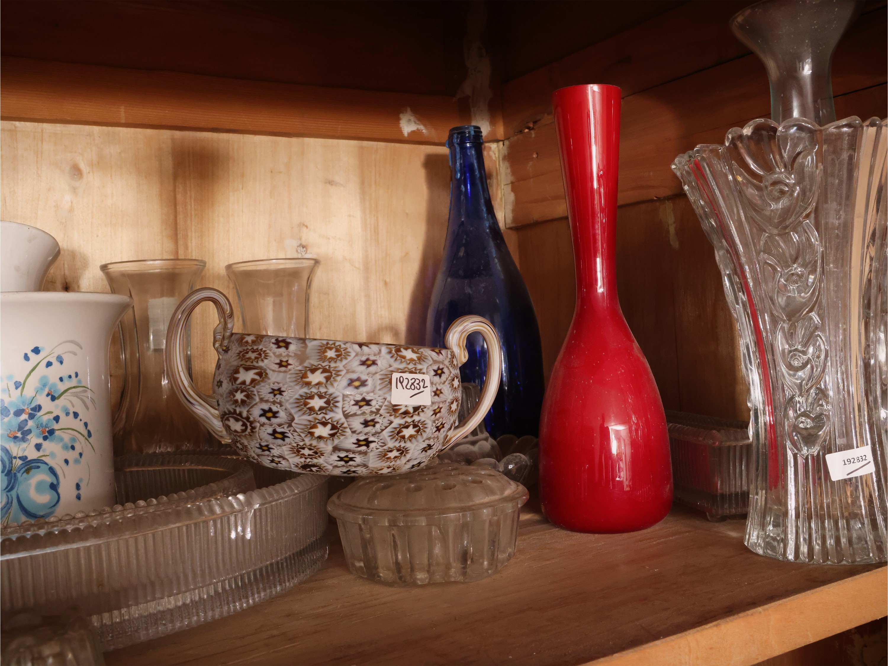 Grande assortimento di vetri e ceramiche, con coppa in vetro di Murano a murrine e vasi/candelier...