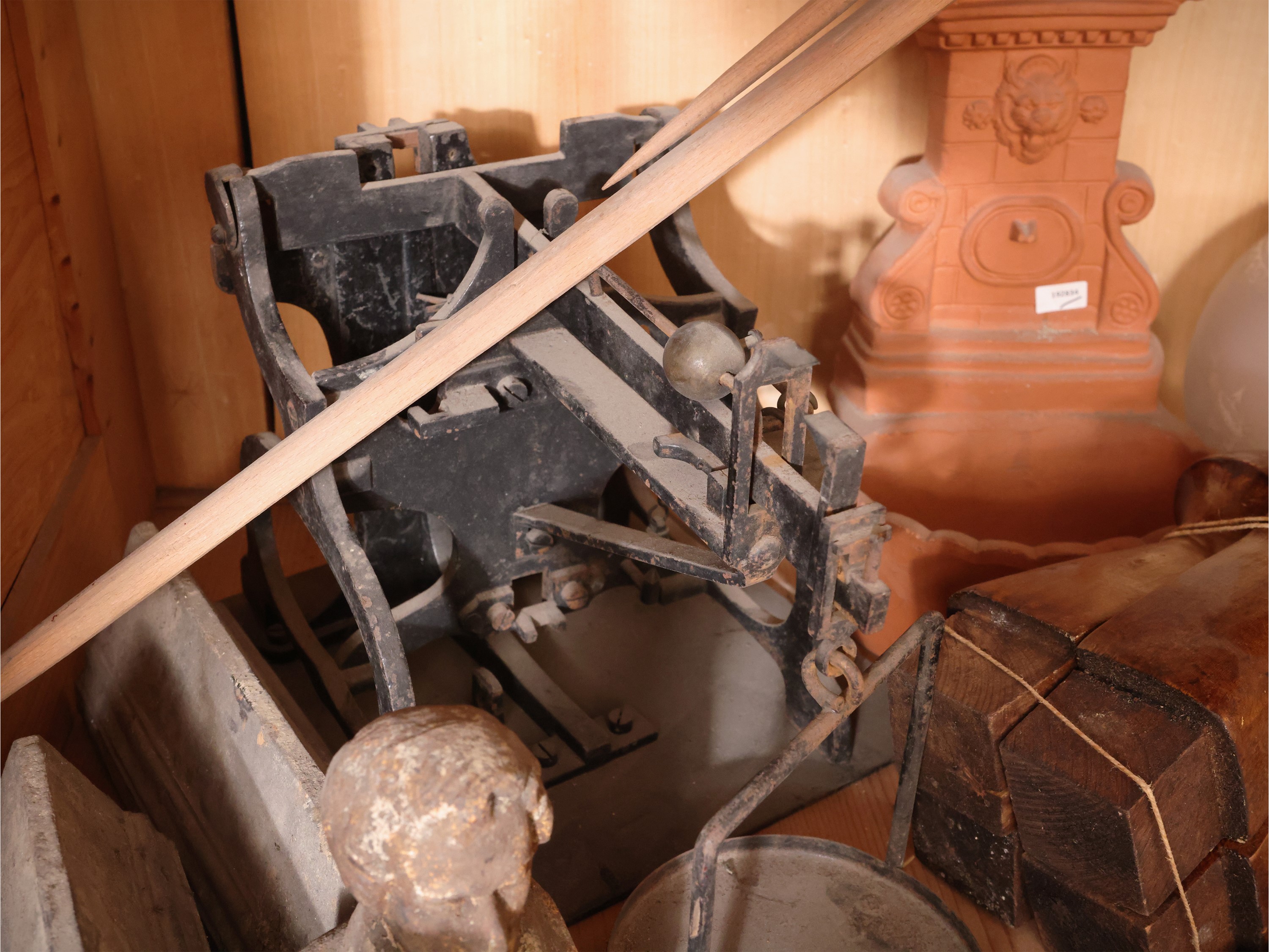 Acquasantiera pensile, terracotta a foggia di fontana