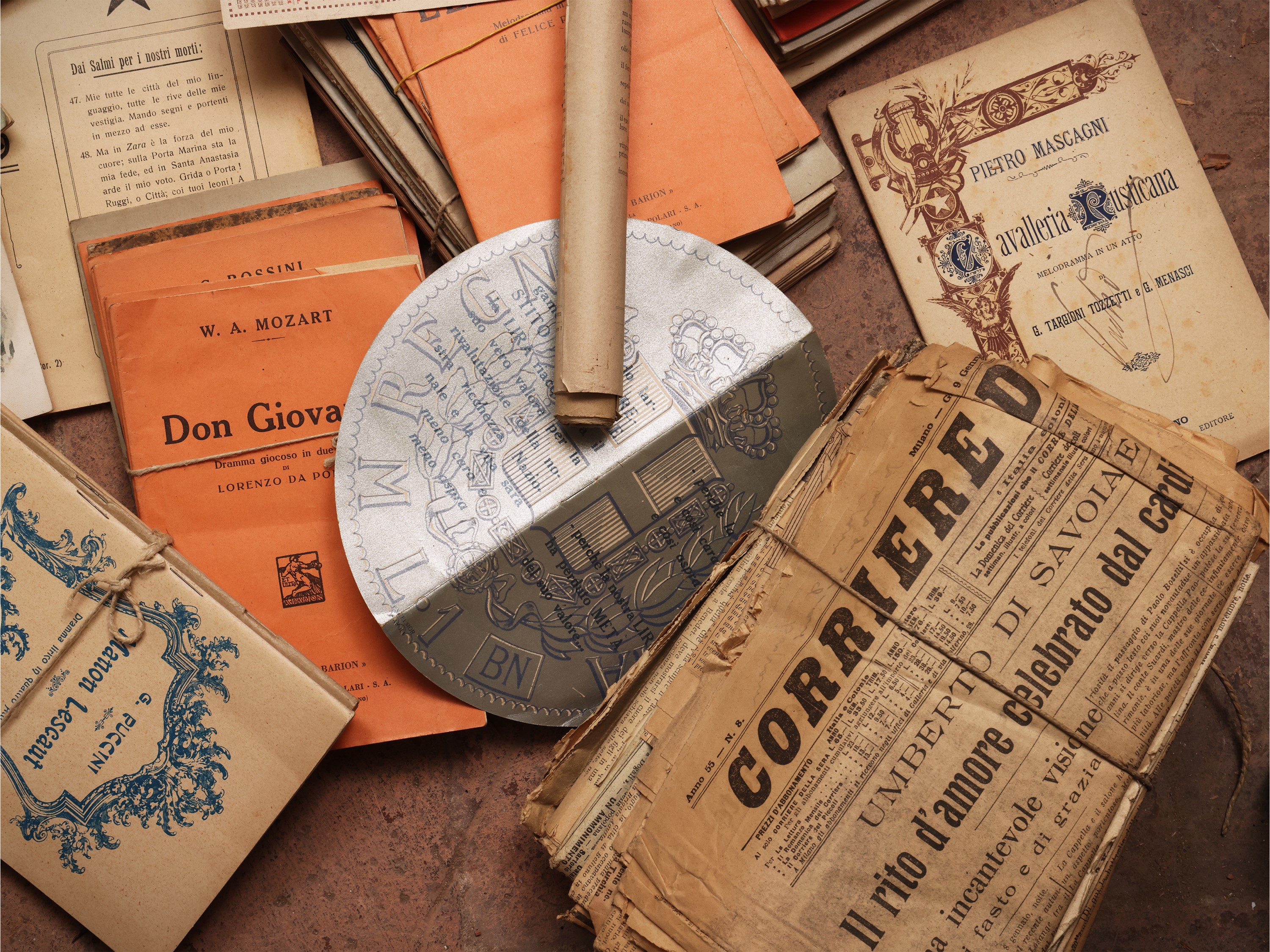 Raccolta di documenti d’epoca, giornali e cartine geografiche