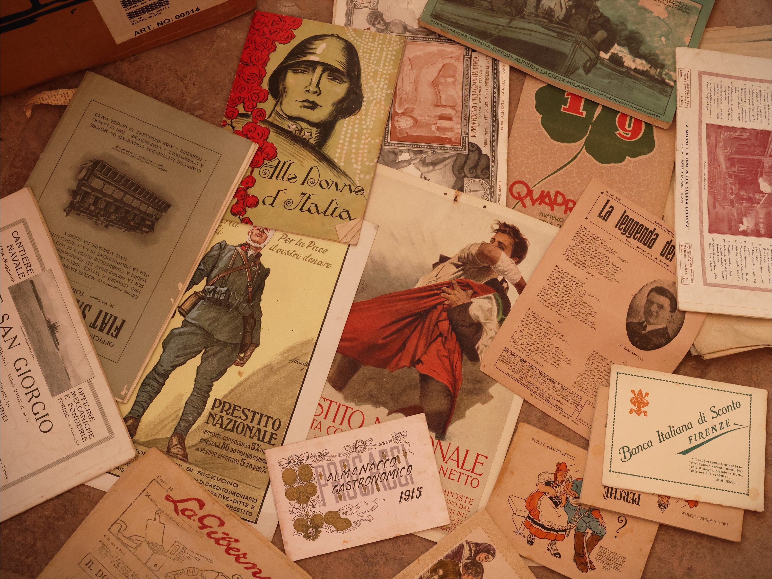 Raccolta di documenti d’epoca, giornali e cartine geografiche