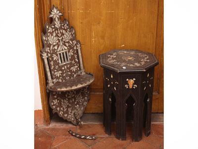 Complementi di arredo intarsiati: etagère pensile marocchina e tavolino con piano ottagonale