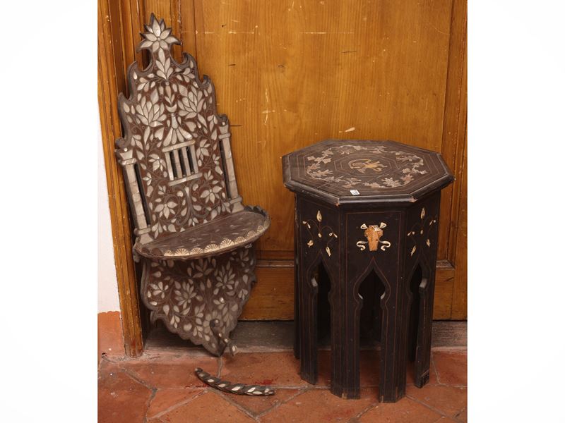Complementi di arredo intarsiati: etagère pensile marocchina e tavolino con piano ottagonale