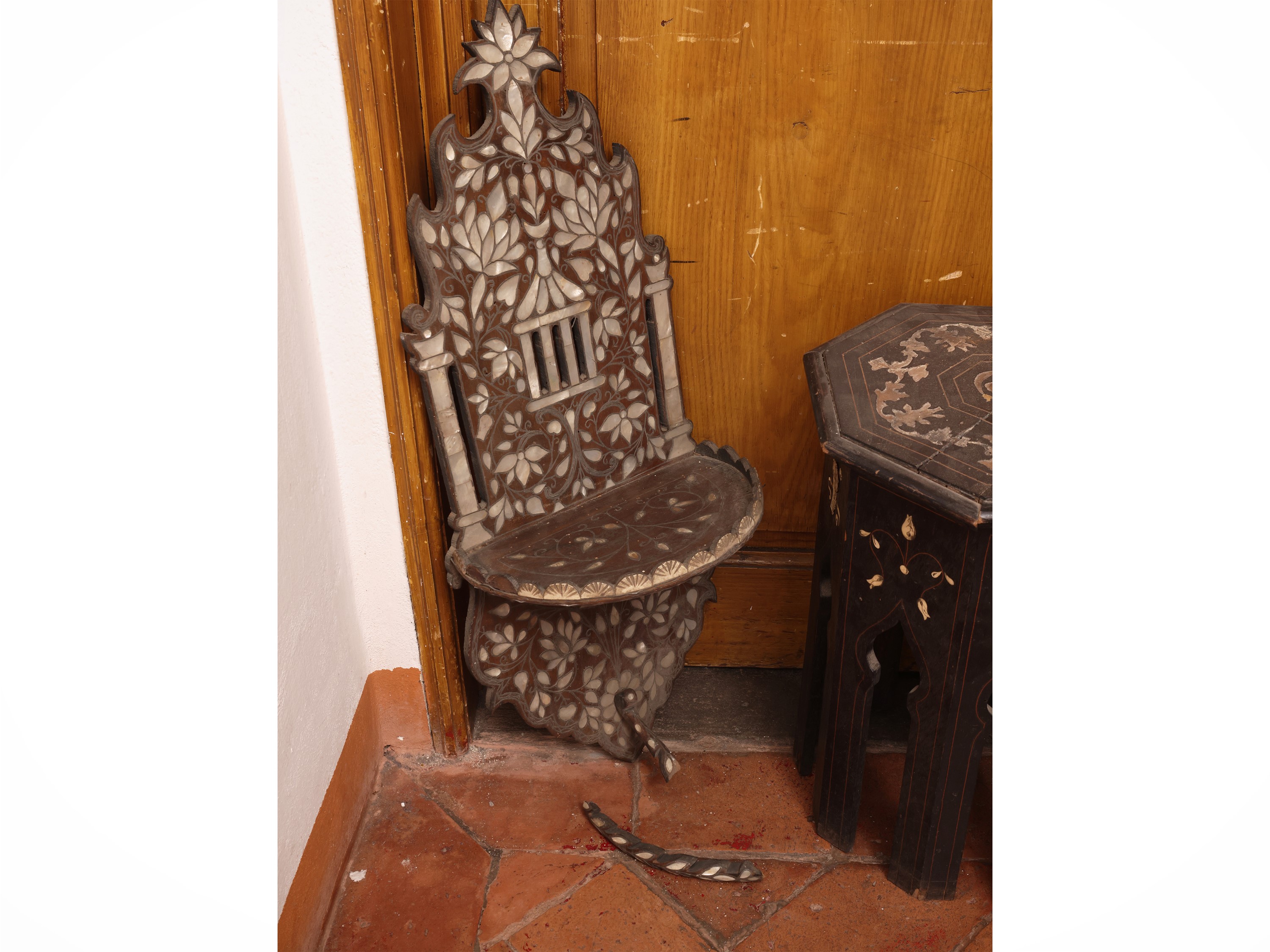Complementi di arredo intarsiati: etagère pensile marocchina e tavolino con piano ottagonale