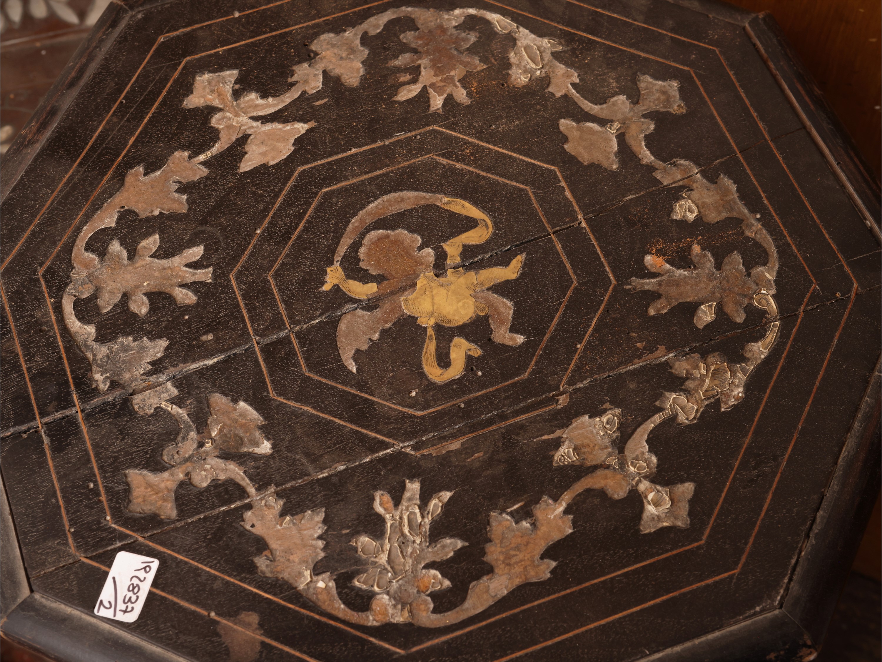 Complementi di arredo intarsiati: etagère pensile marocchina e tavolino con piano ottagonale