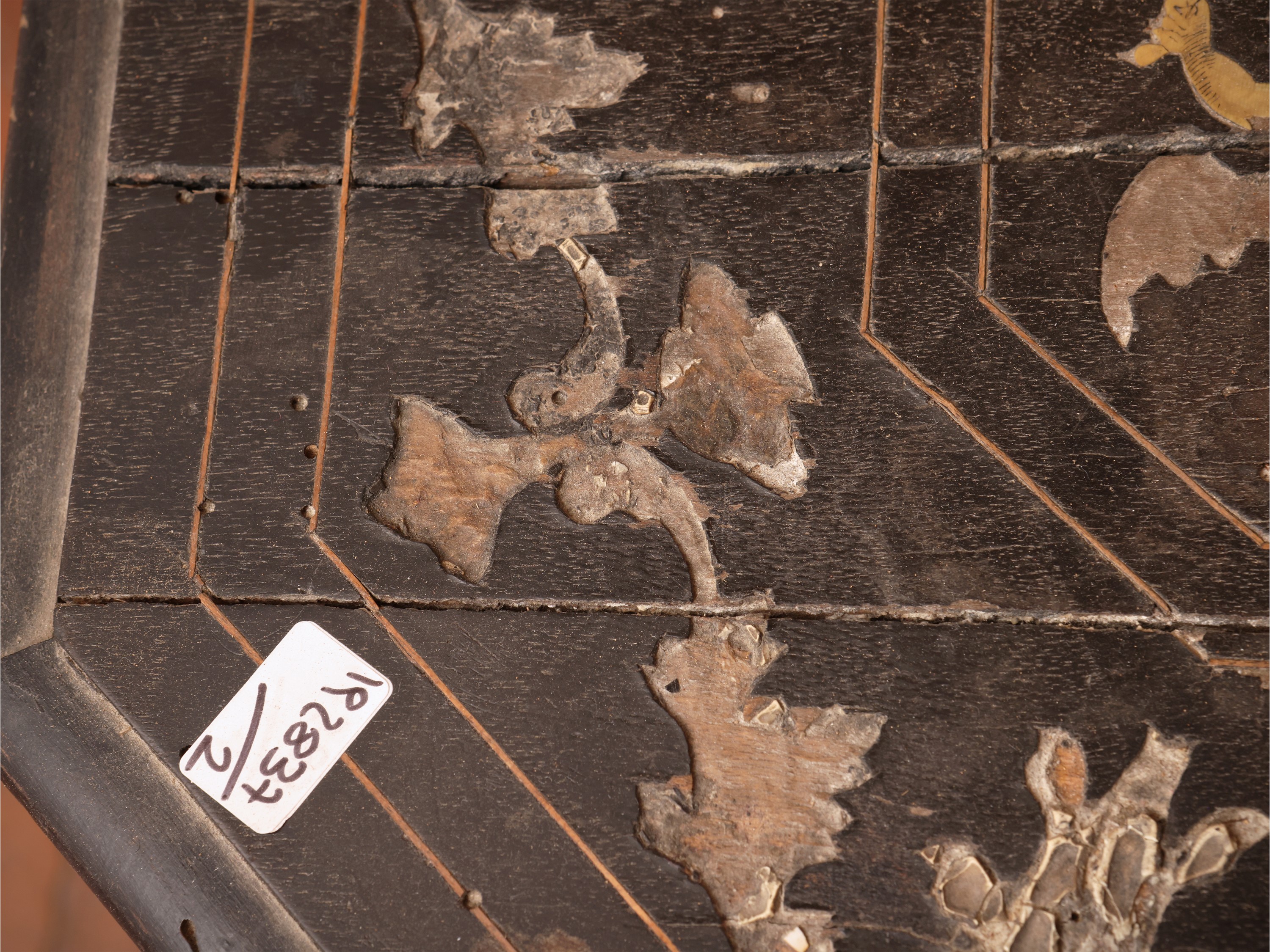 Complementi di arredo intarsiati: etagère pensile marocchina e tavolino con piano ottagonale