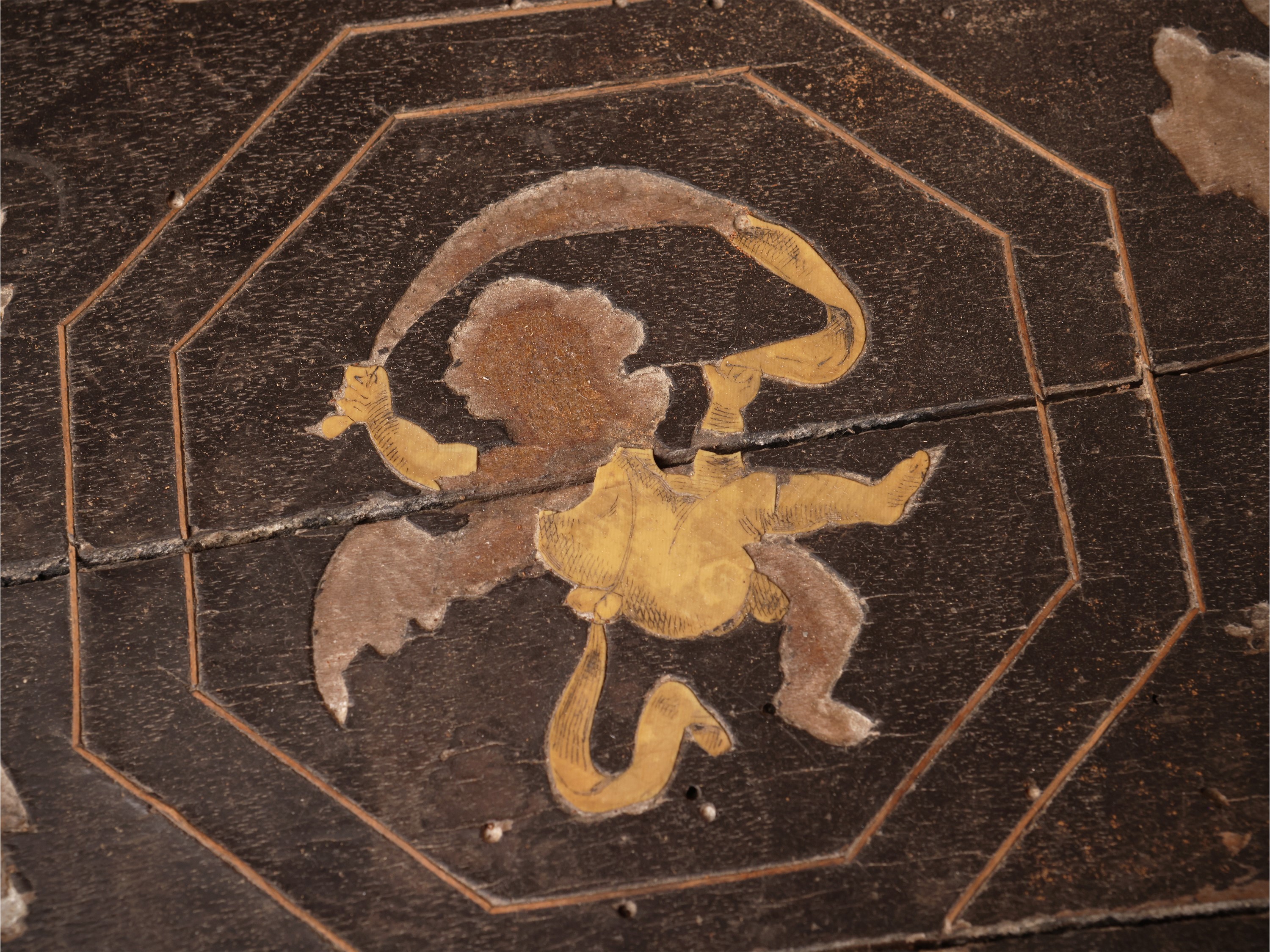 Complementi di arredo intarsiati: etagère pensile marocchina e tavolino con piano ottagonale