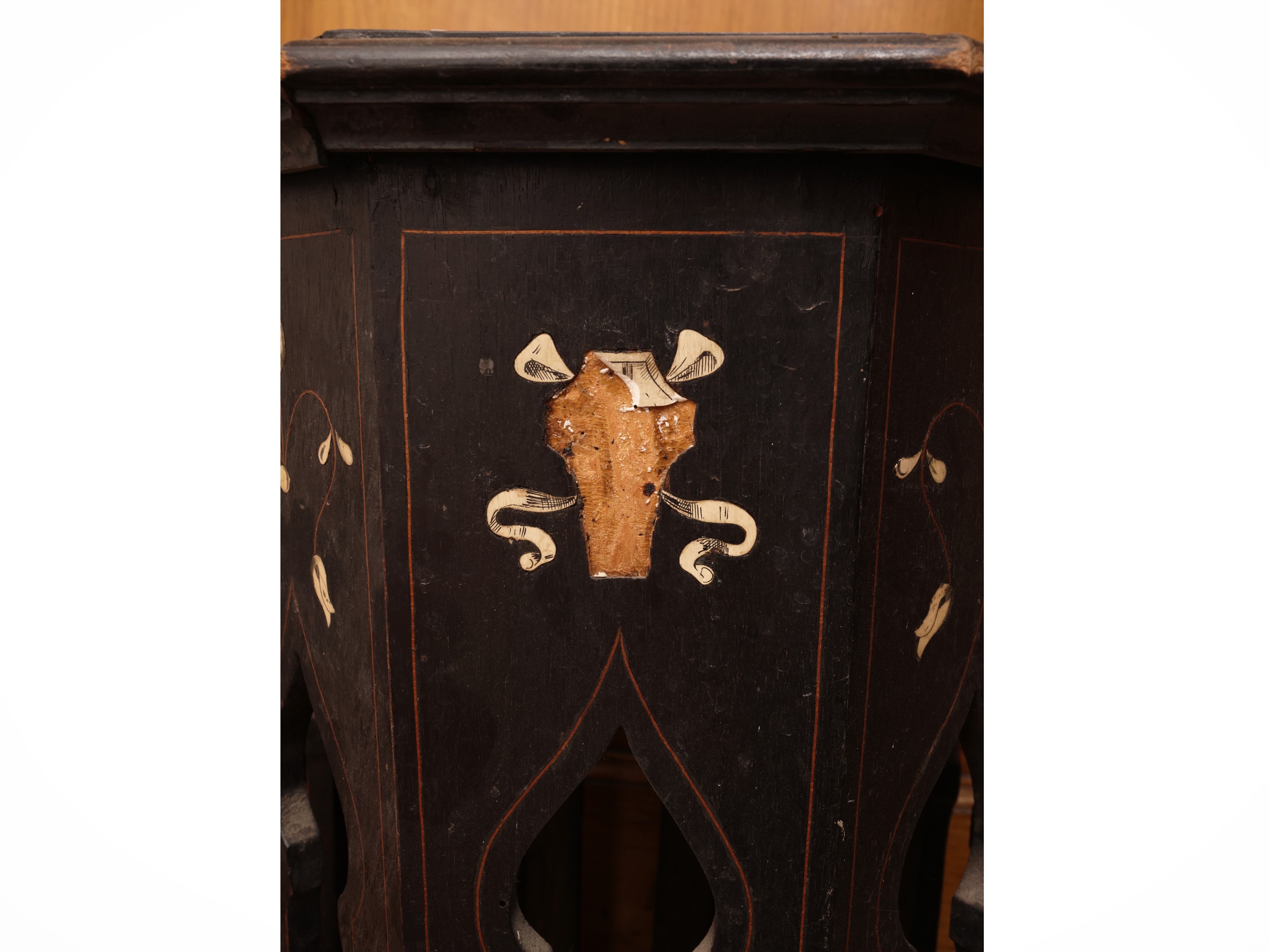 Complementi di arredo intarsiati: etagère pensile marocchina e tavolino con piano ottagonale