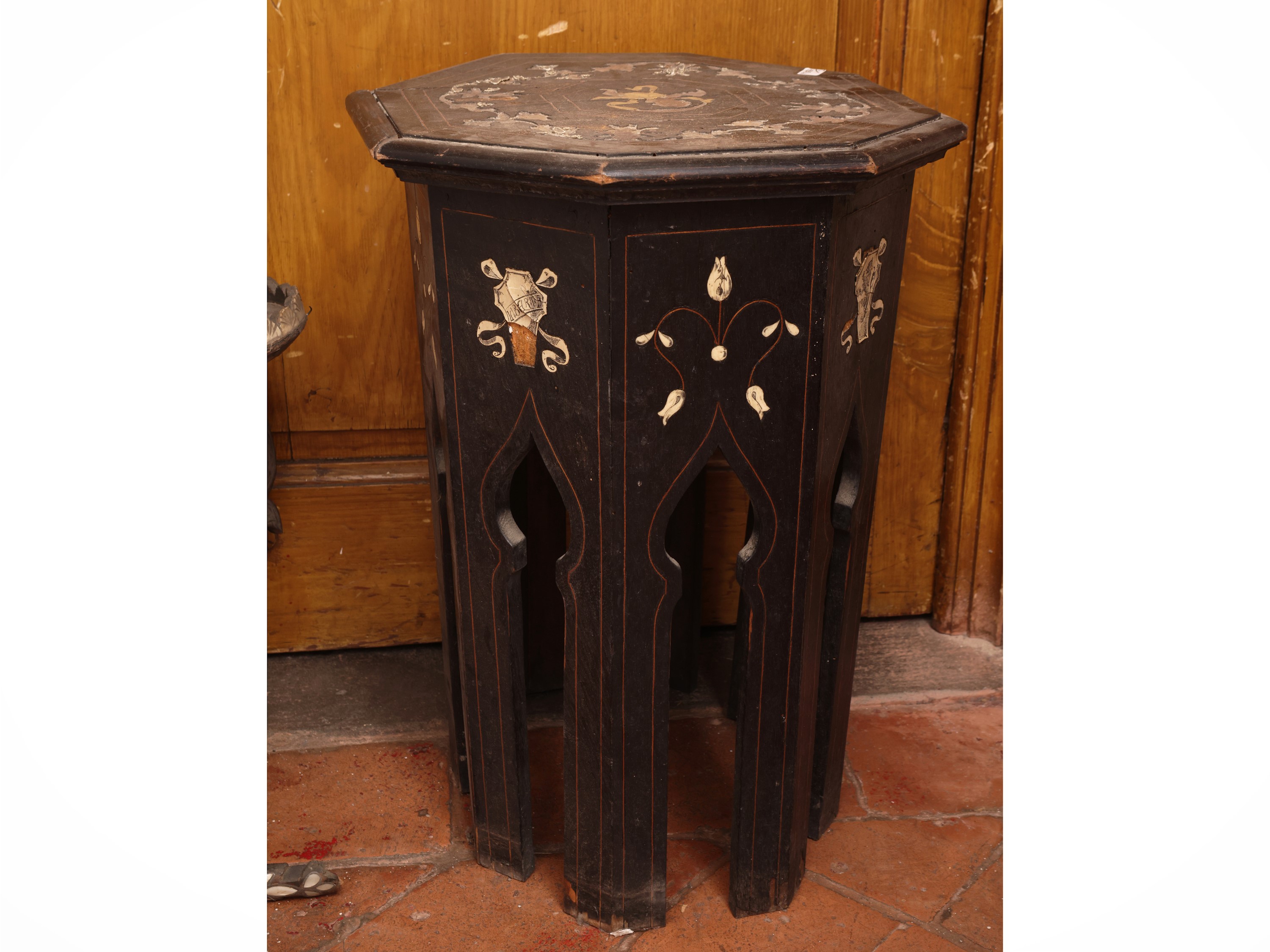 Complementi di arredo intarsiati: etagère pensile marocchina e tavolino con piano ottagonale
