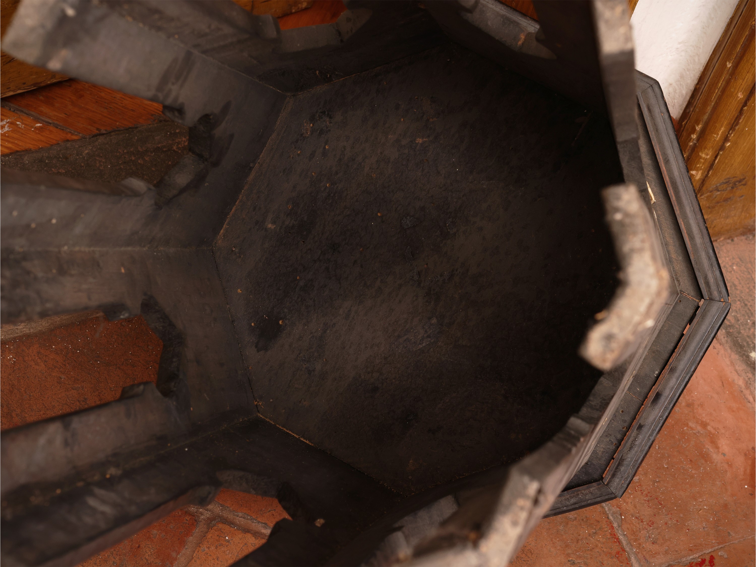 Complementi di arredo intarsiati: etagère pensile marocchina e tavolino con piano ottagonale