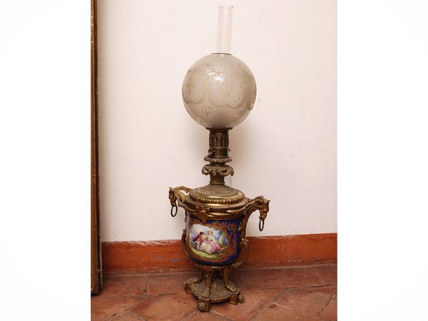 Large oil lamp in porcelain and gilded bronze.
