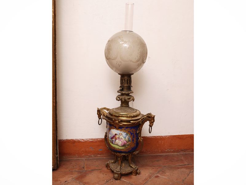 XIX secolo, grande lume a vaso dipinto in porcellana e bronzo dorato