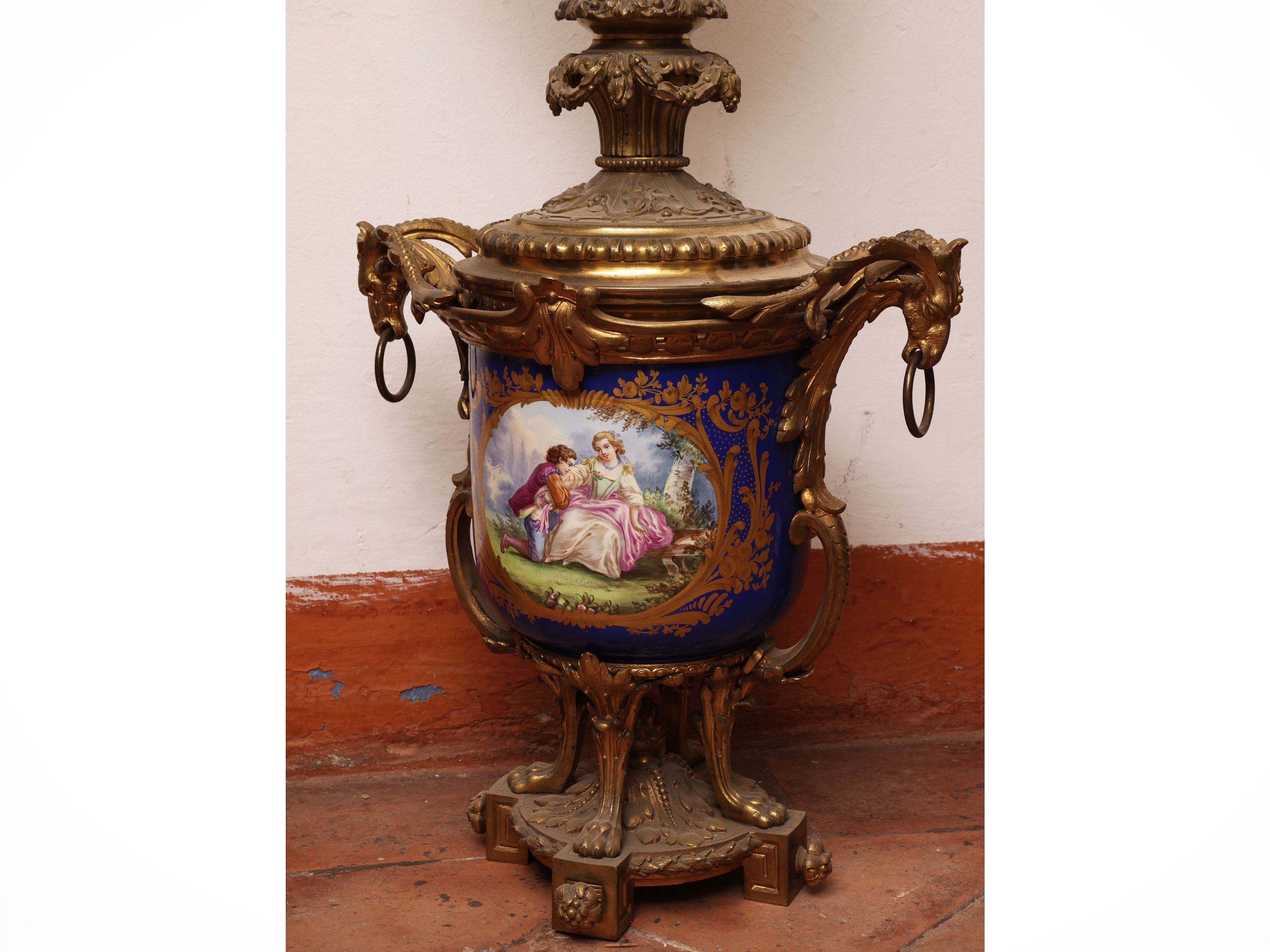 XIX secolo, grande lume a vaso dipinto in porcellana e bronzo dorato