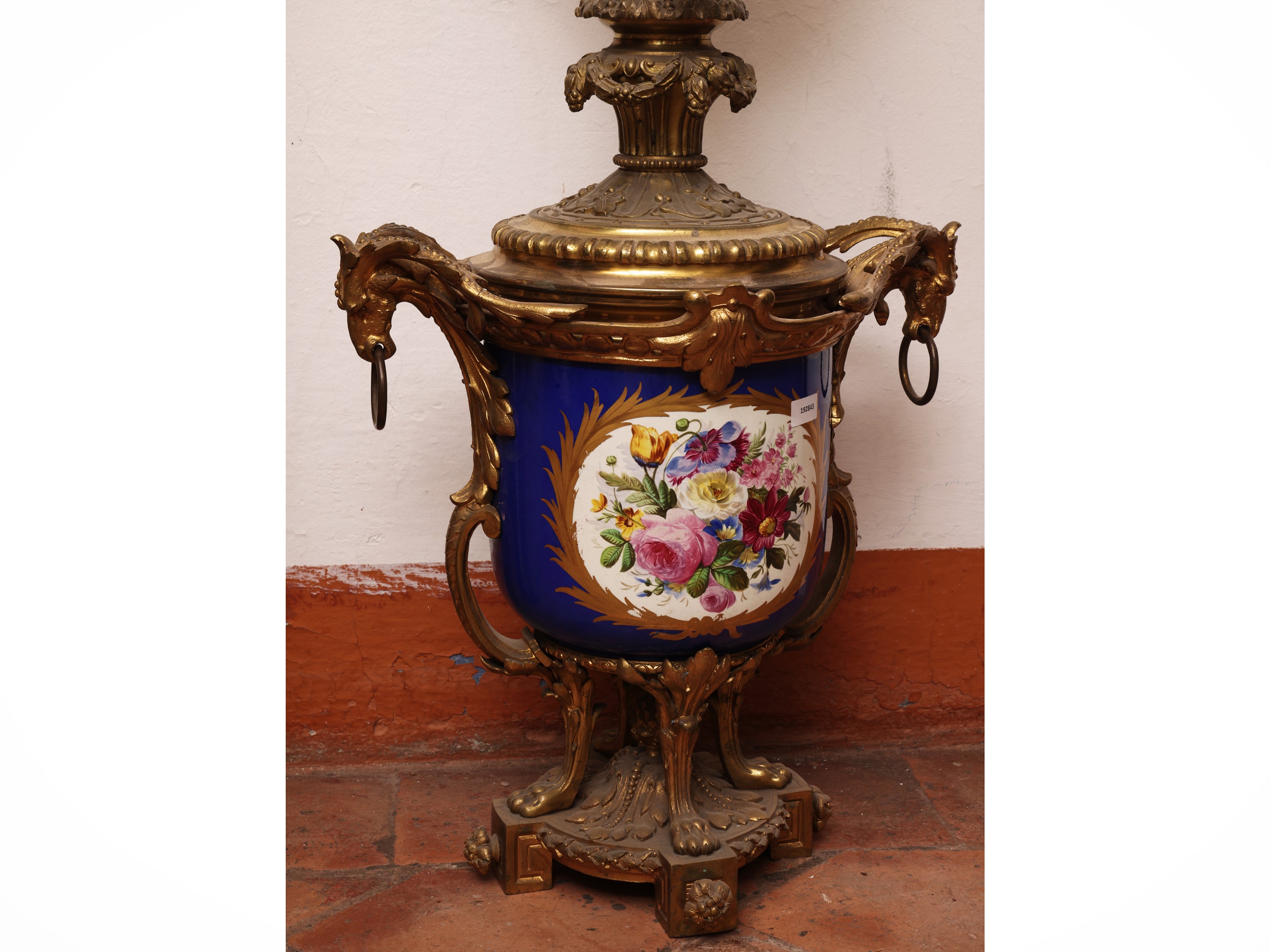 XIX secolo, grande lume a vaso dipinto in porcellana e bronzo dorato