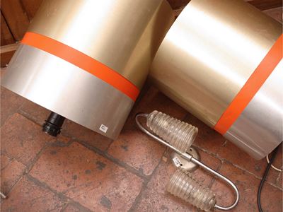 Coppia di paralumi cilindrici in foglio metallico e complementi per l’illuminazione