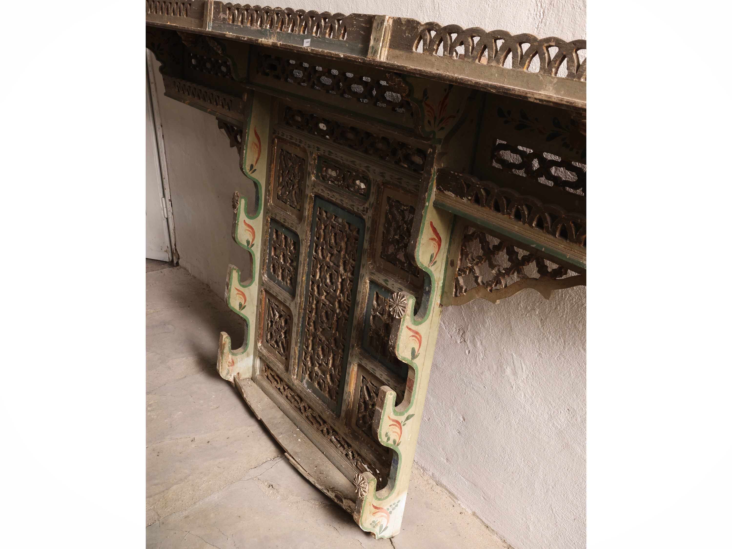 Manifattura orientale, Grande fregio decorativo in legno laccato verde