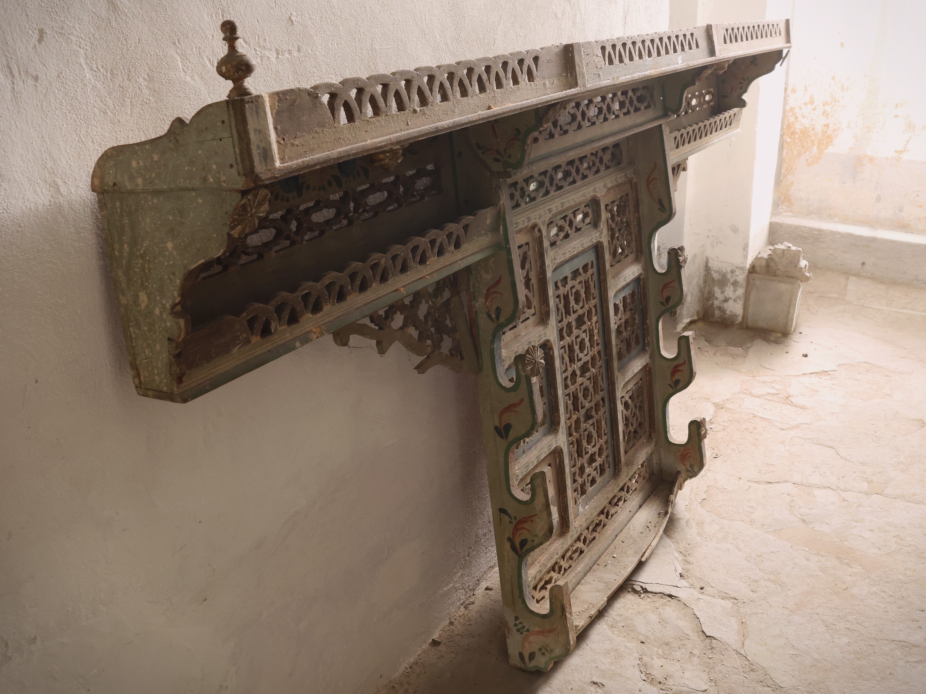 Manifattura orientale, Grande fregio decorativo in legno laccato verde