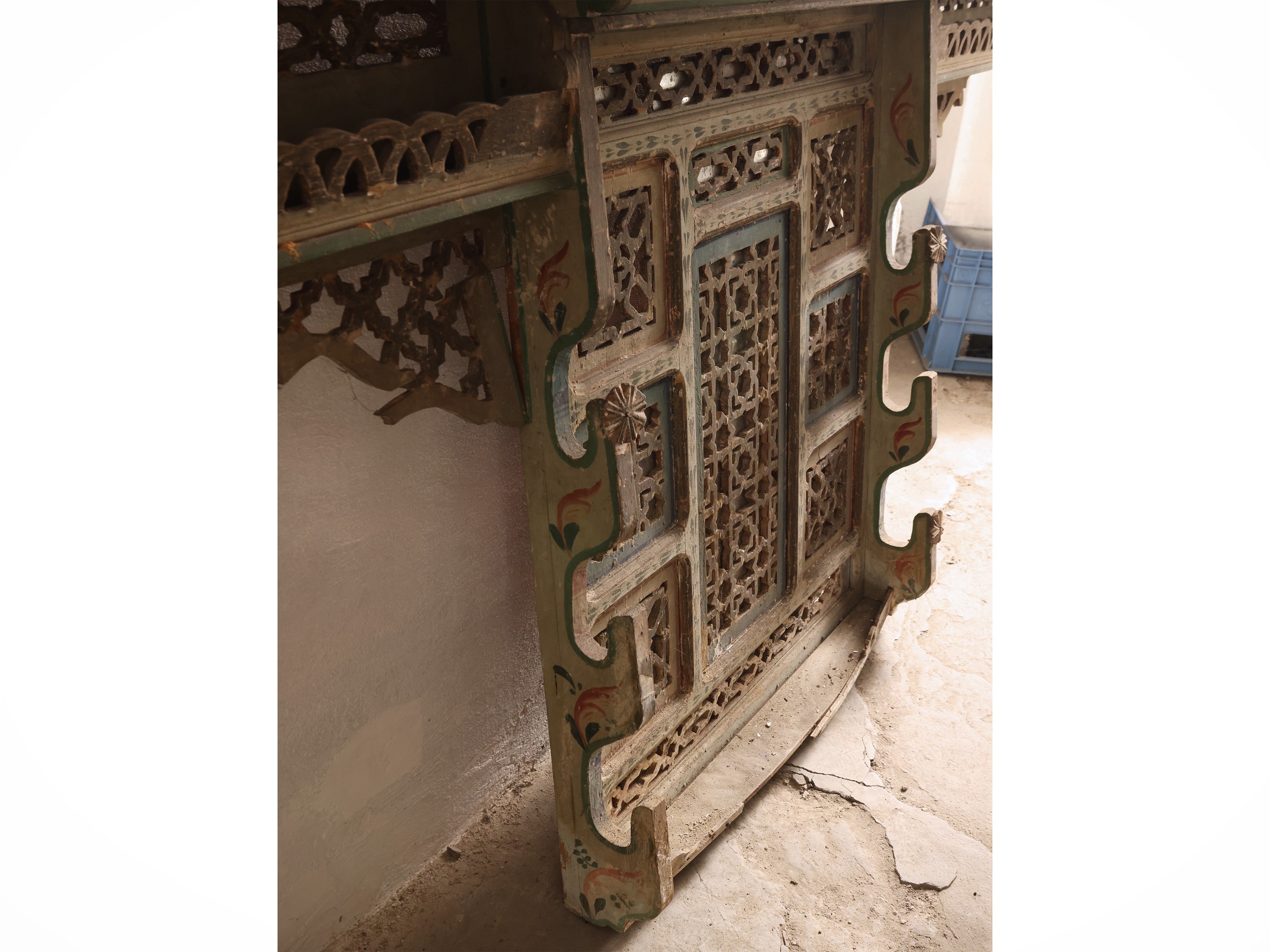 Manifattura orientale, Grande fregio decorativo in legno laccato verde