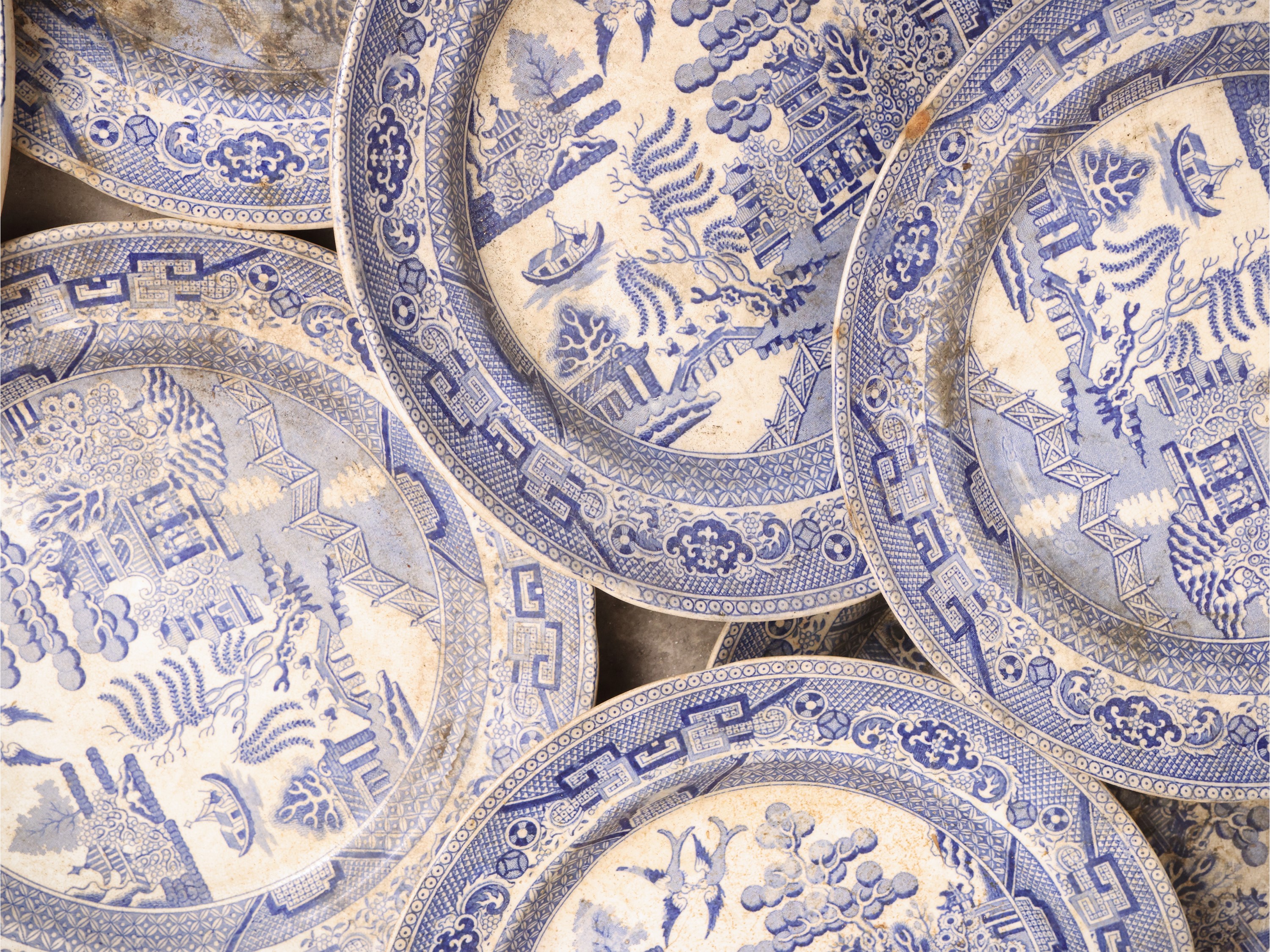 Servizio di piatti in terraglia decorato a chinoiserie monocroma blu, Inghilterra (fine XIX/inizi...