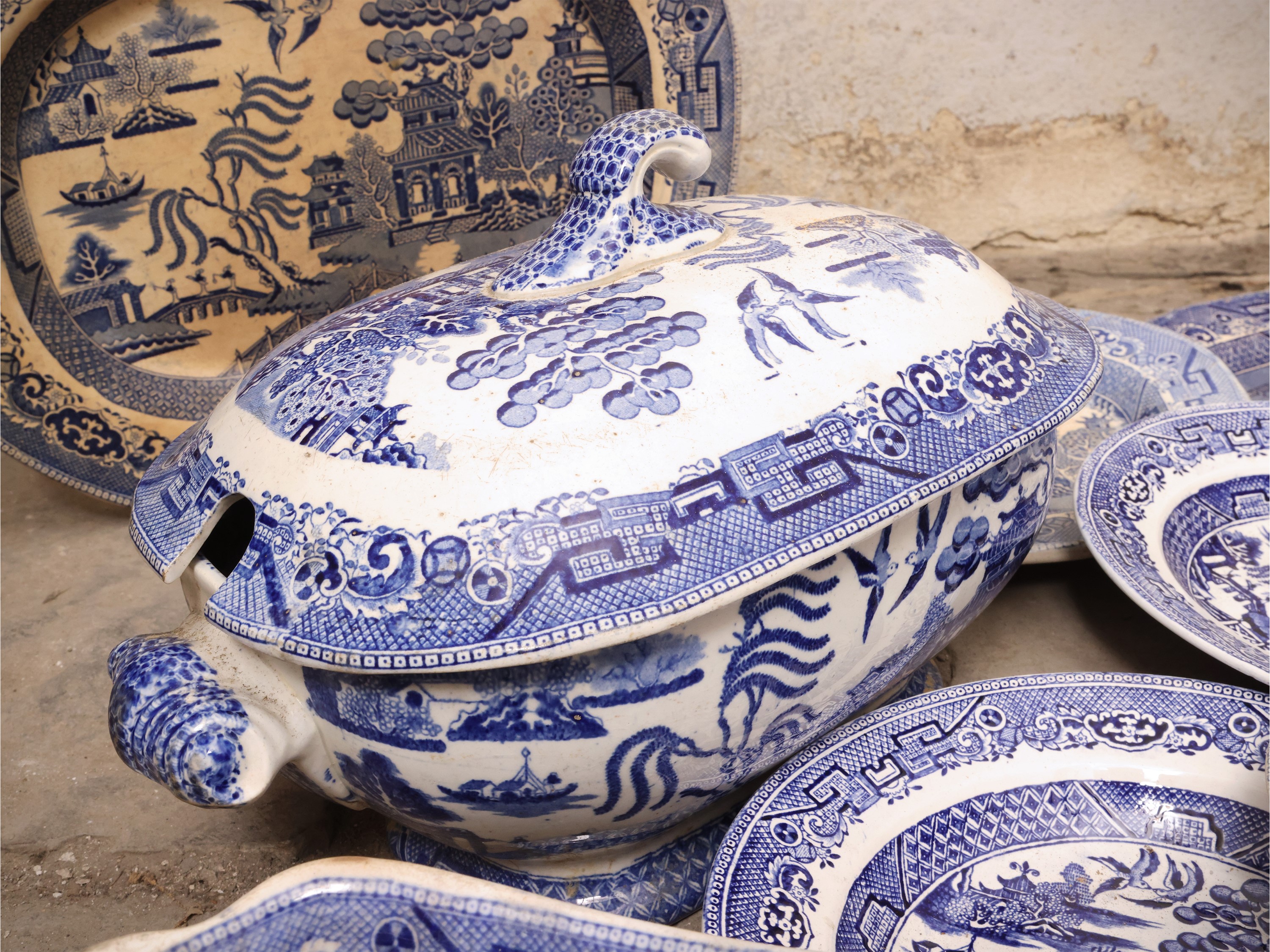 Servizio di piatti in terraglia decorato a chinoiserie monocroma blu, Inghilterra (fine XIX/inizi...