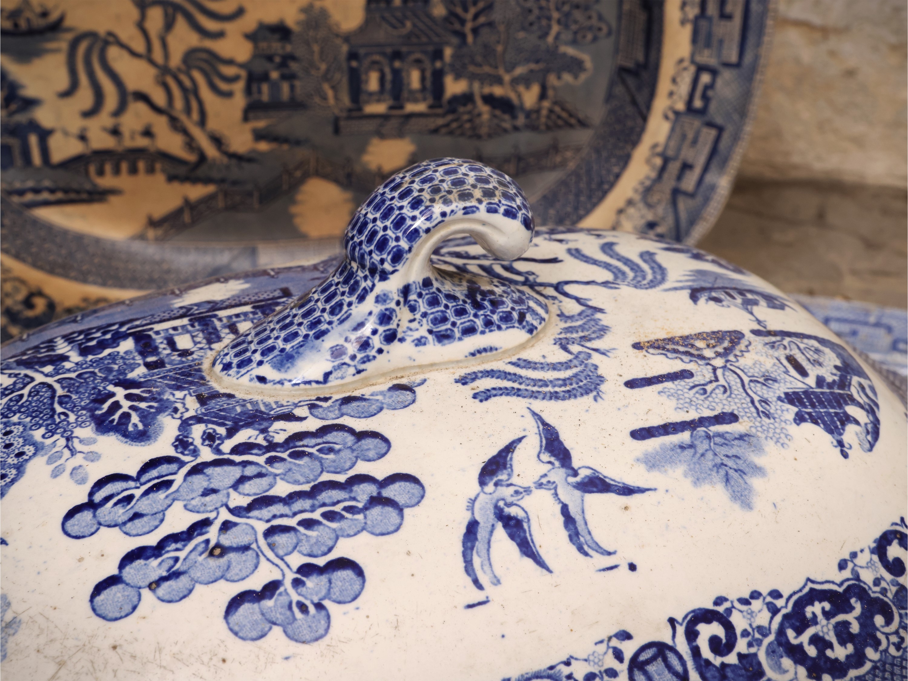Servizio di piatti in terraglia decorato a chinoiserie monocroma blu, Inghilterra (fine XIX/inizi...