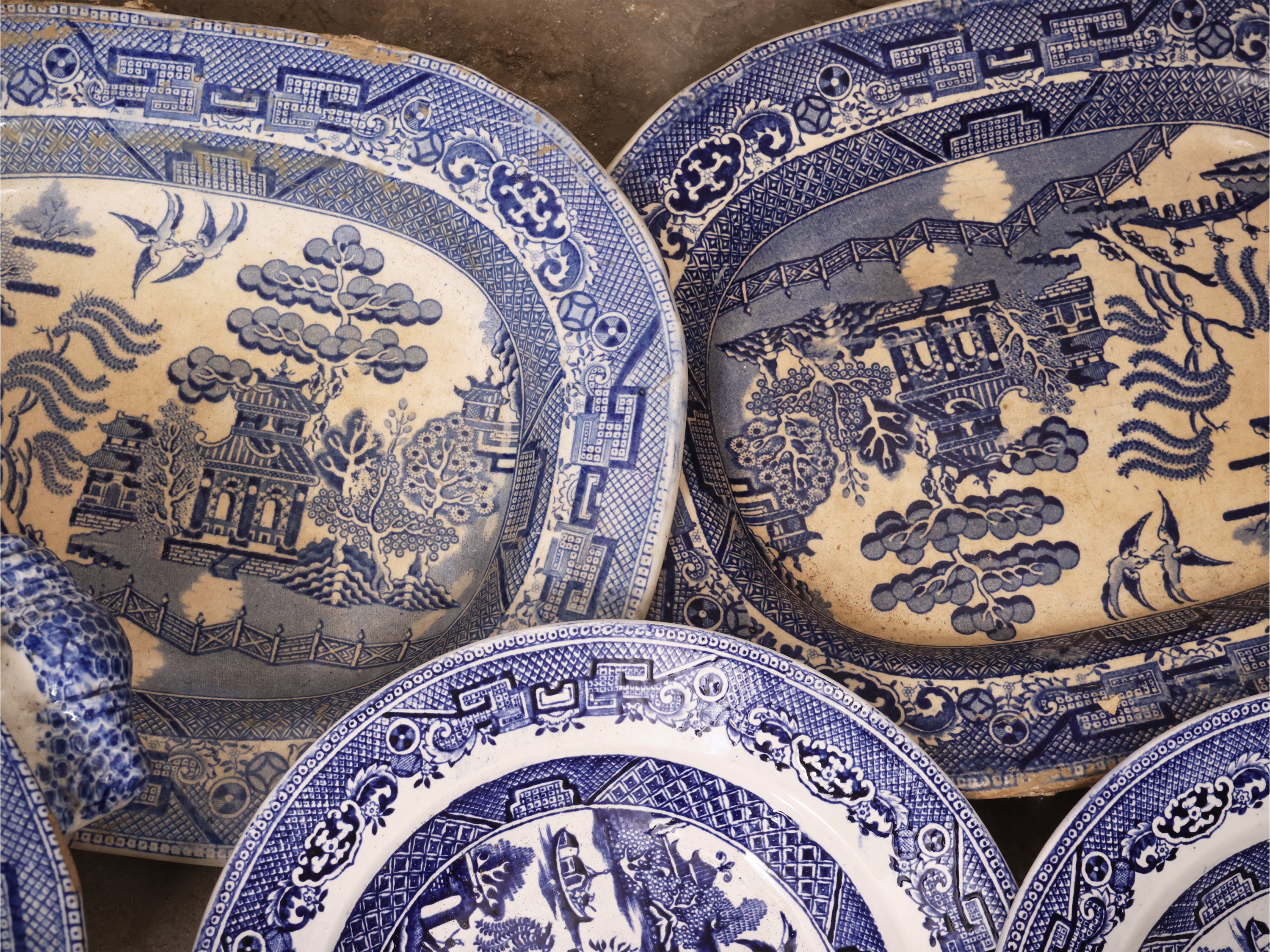 Servizio di piatti in terraglia decorato a chinoiserie monocroma blu, Inghilterra (fine XIX/inizi...