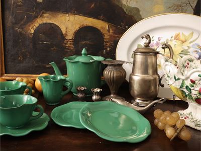 Miscellanea di accessori per la tavola, servizio da tè in ceramica verde Zaccagnini, vassoio in p...