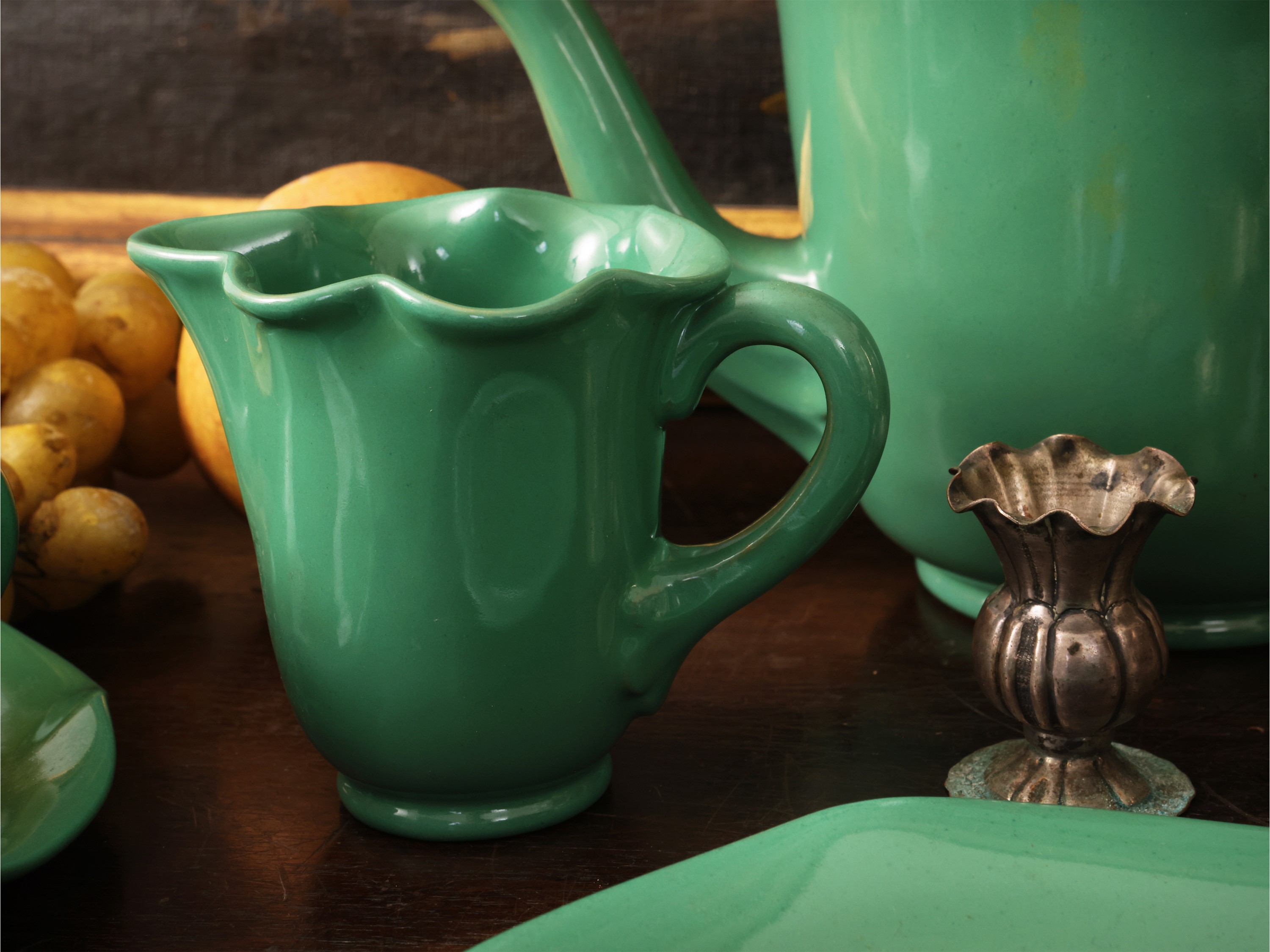 Miscellanea di accessori per la tavola, servizio da tè in ceramica verde Zaccagnini, vassoio in p...
