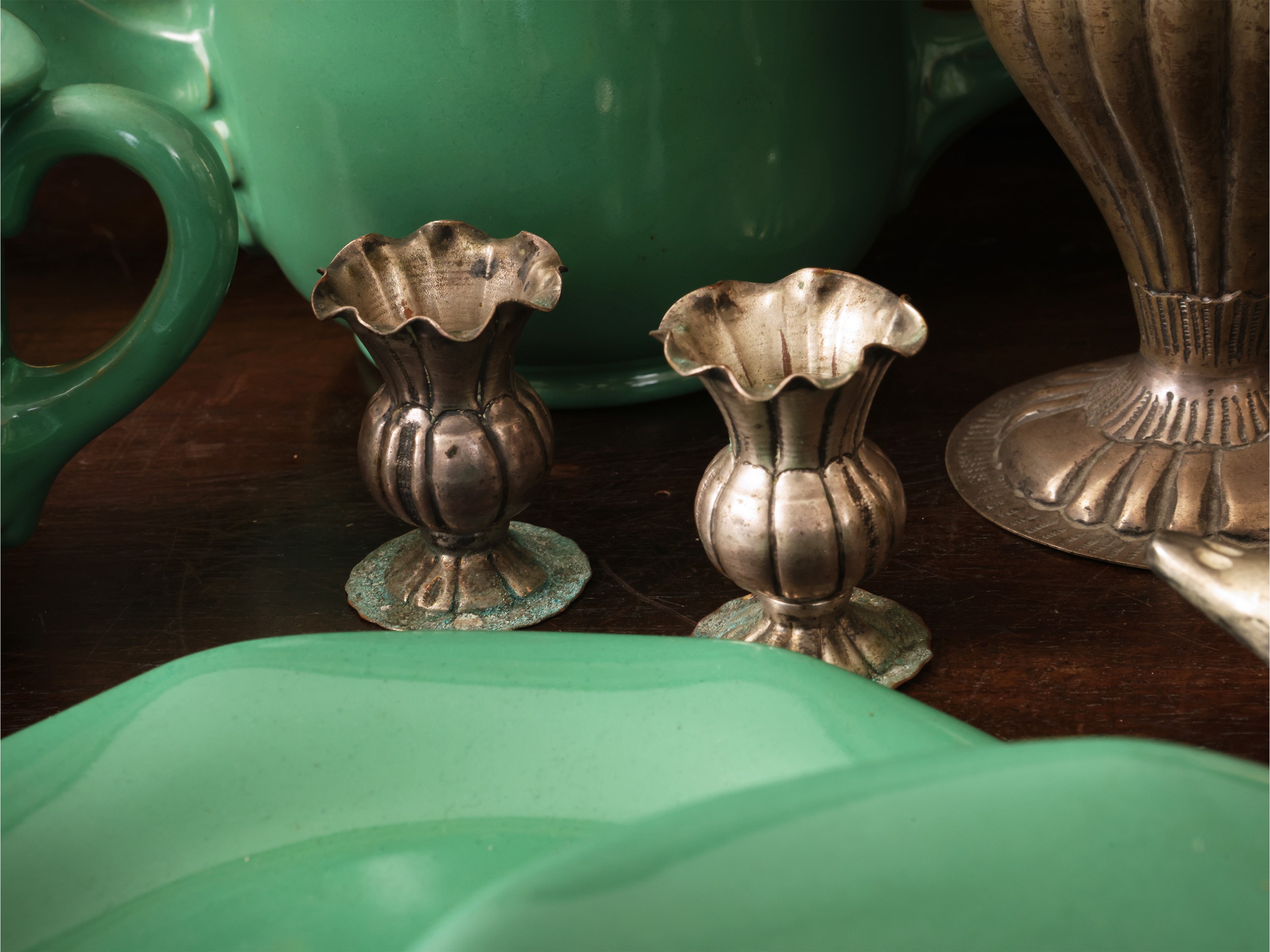 Miscellanea di accessori per la tavola, servizio da tè in ceramica verde Zaccagnini, vassoio in p...