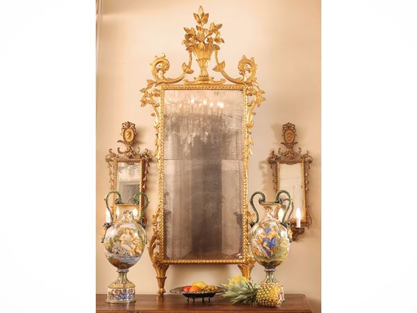 Specchiera con cornice in legno intagliato e dorato