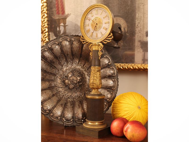 Orologio notturno, bronzo dorato e patinato con alabastro, XIX secolo