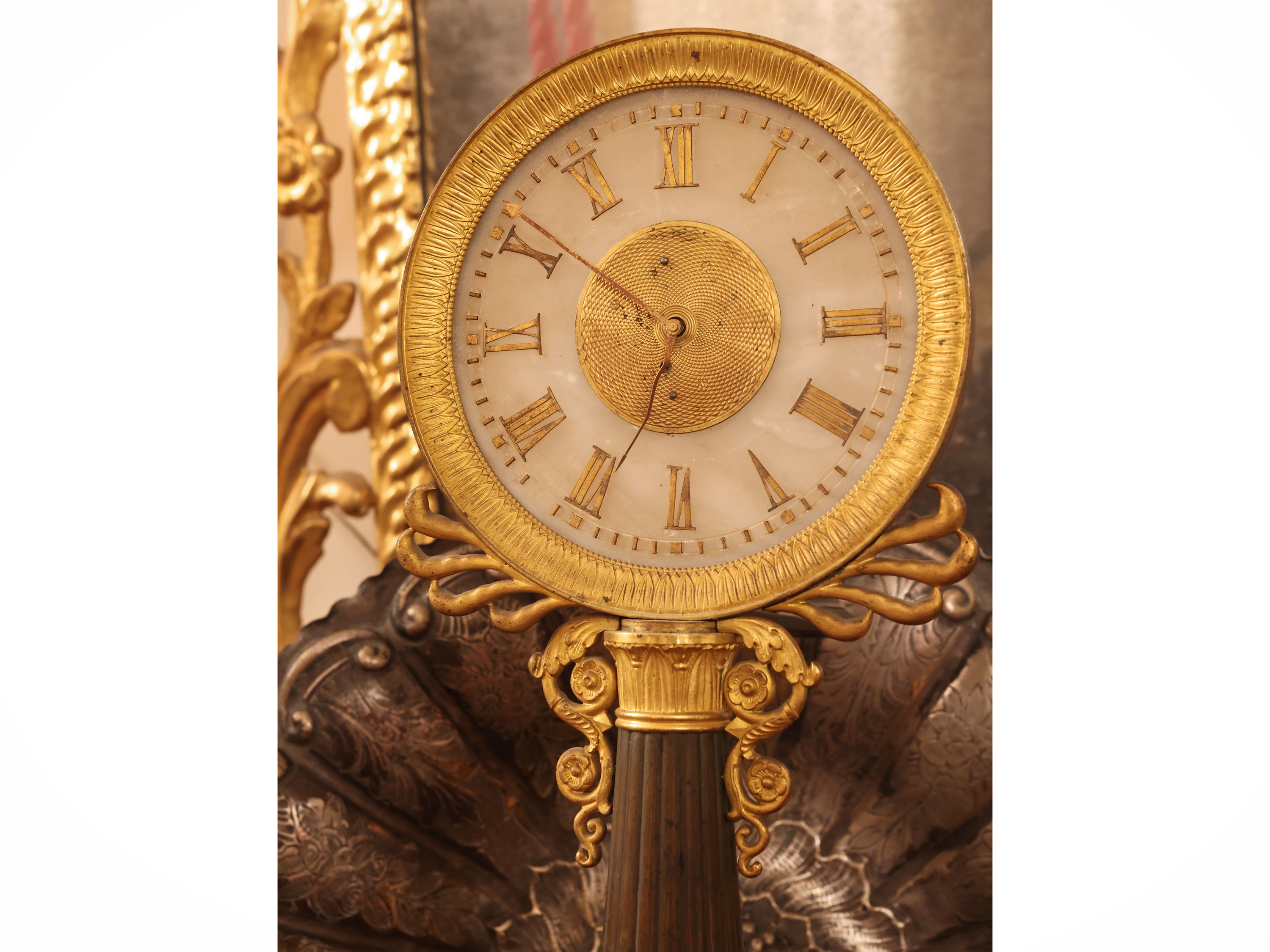 Orologio notturno, bronzo dorato e patinato con alabastro, XIX secolo