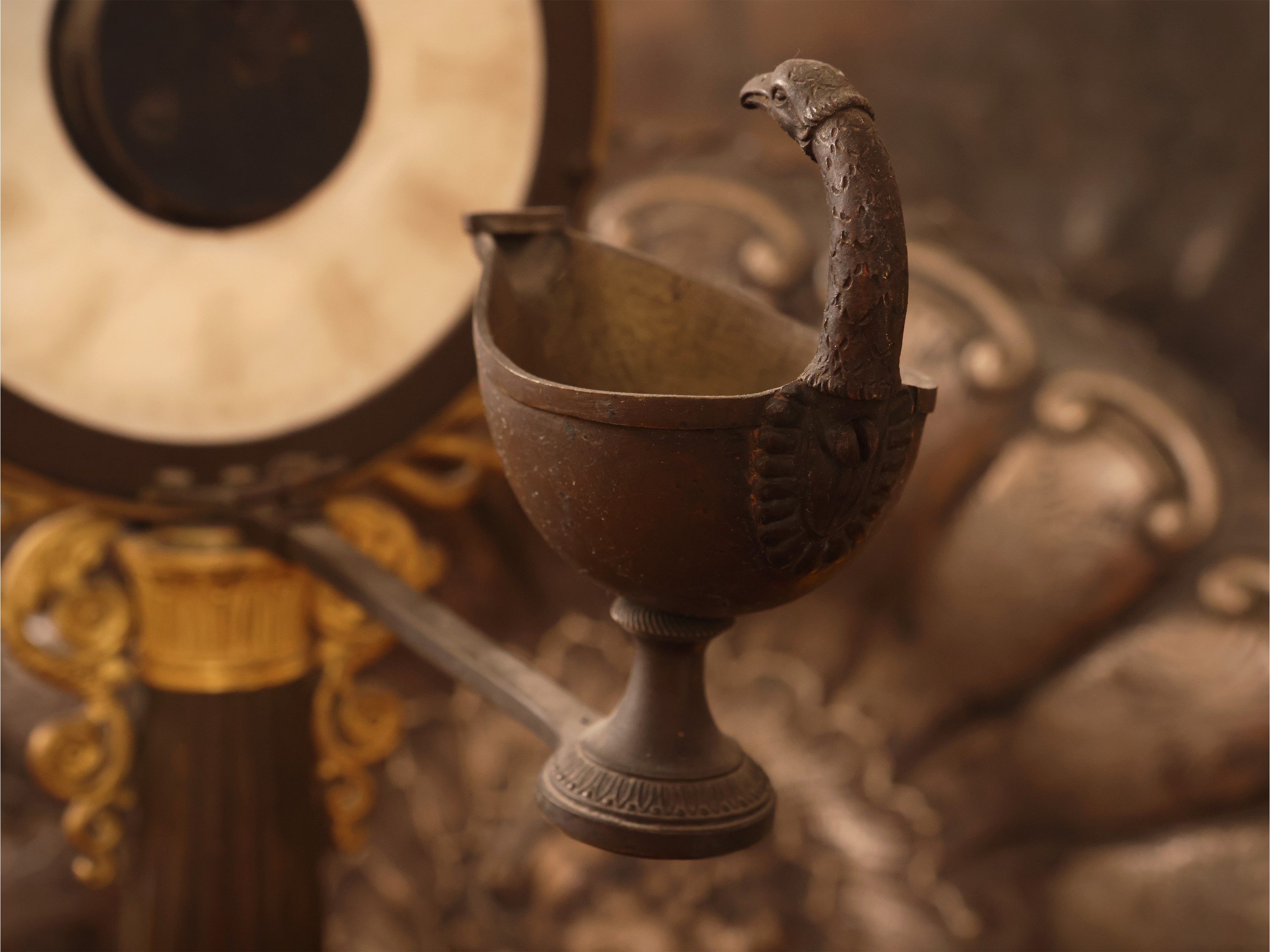 Orologio notturno, bronzo dorato e patinato con alabastro, XIX secolo