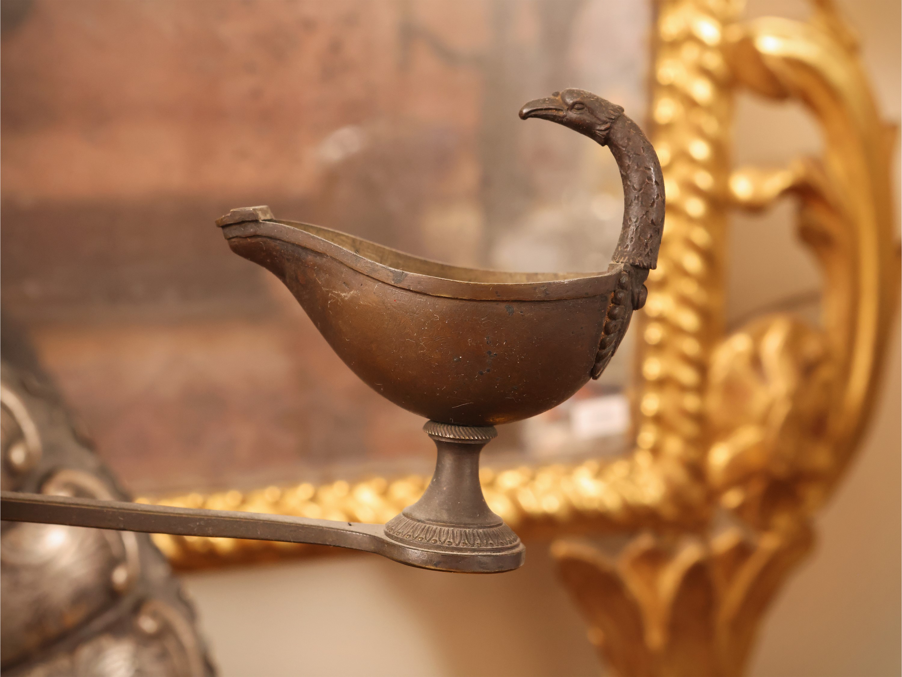 Orologio notturno, bronzo dorato e patinato con alabastro, XIX secolo