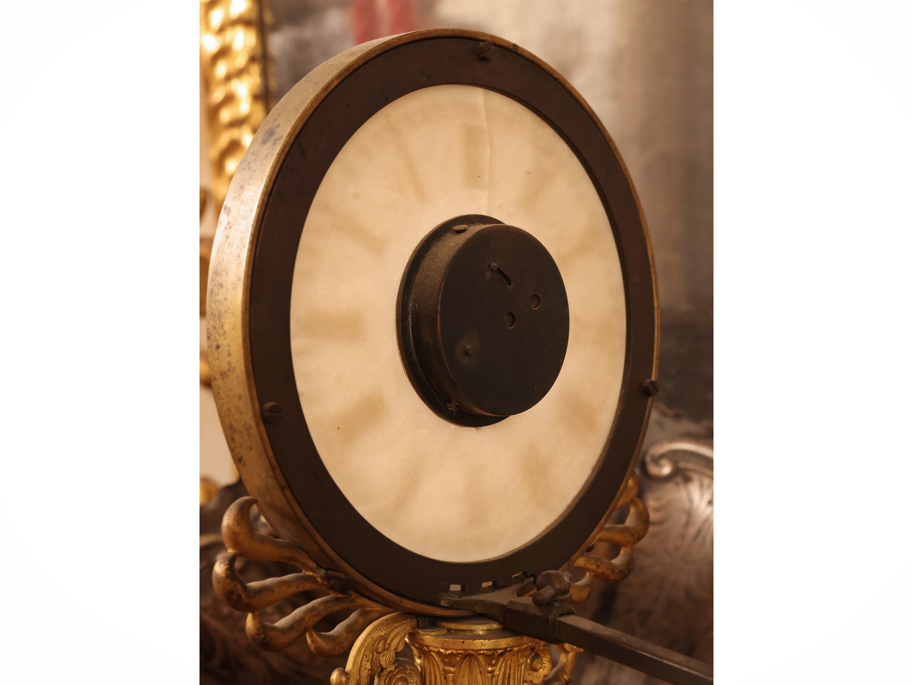 Orologio notturno, bronzo dorato e patinato con alabastro, XIX secolo