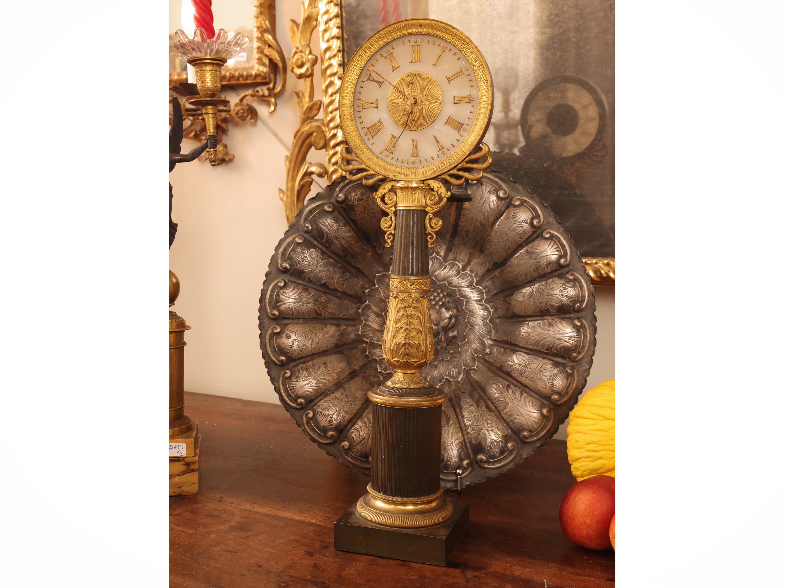 Orologio notturno, bronzo dorato e patinato con alabastro, XIX secolo